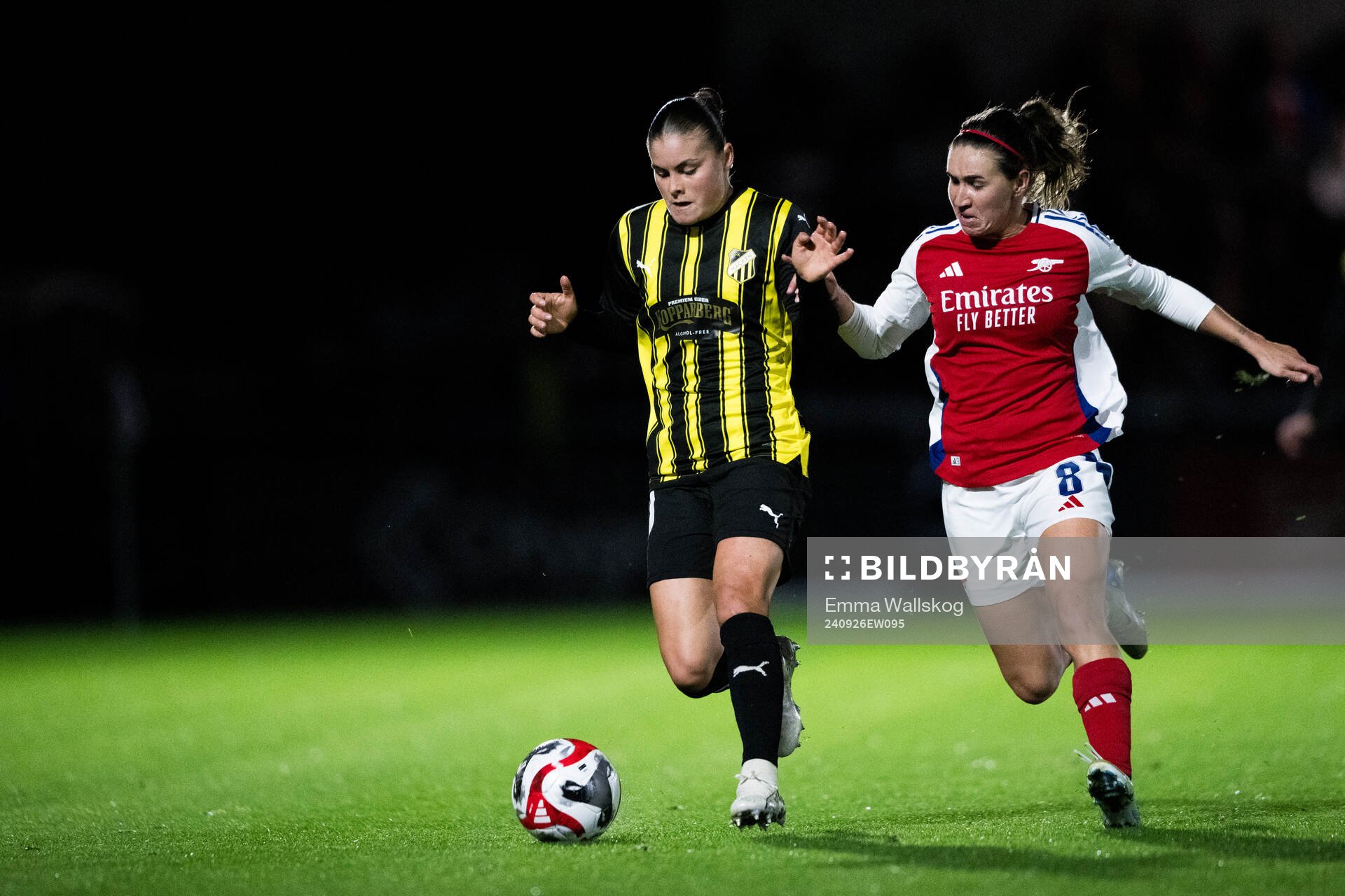 Hanna Wijk of Häcken and Mariona Caldentey of Arsenal