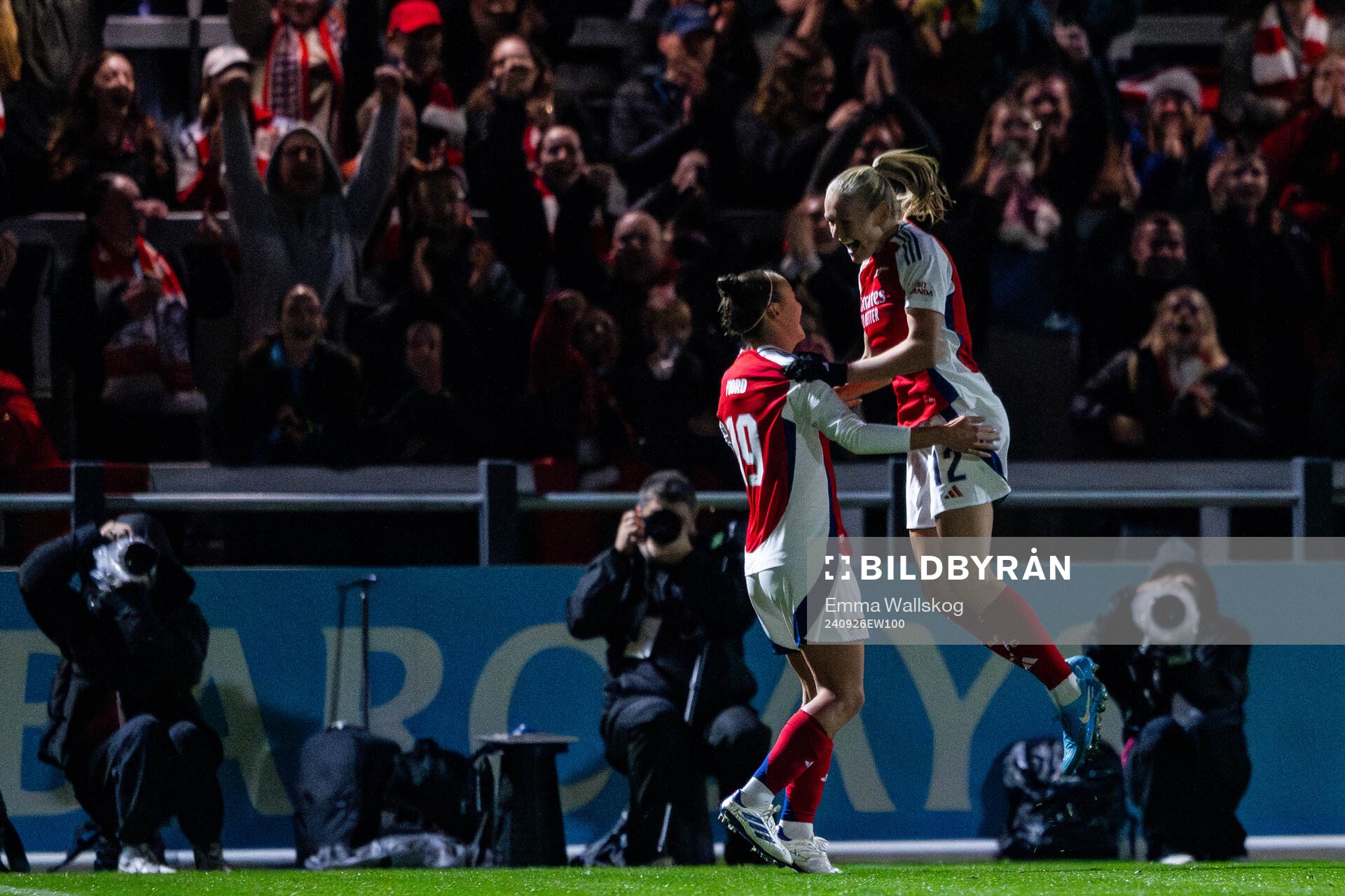 Caitlin Foord and Frida Maanum of Arsenal celebrate the 4-0