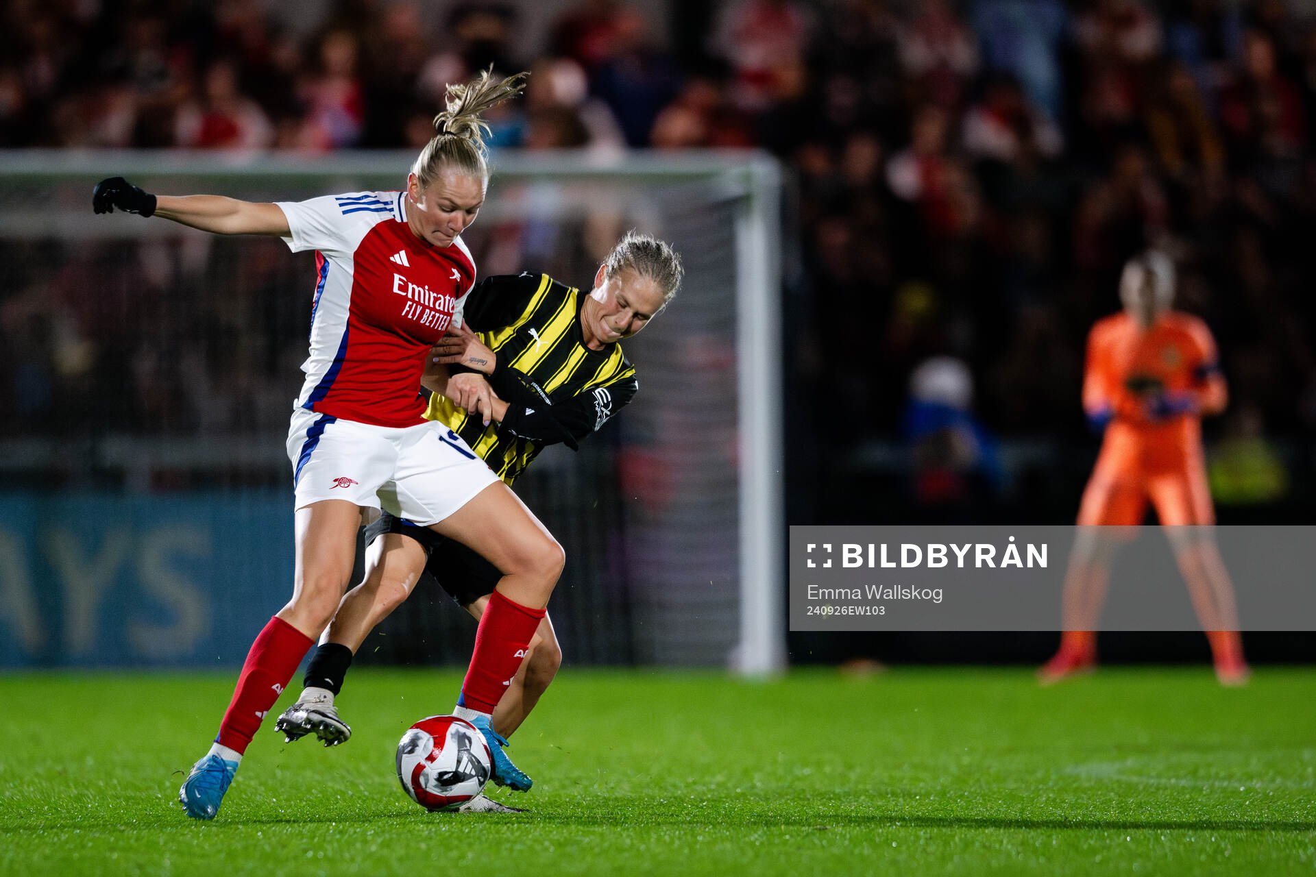 Frida Maanum of Arsenal and Filippa Curmark of Häcken