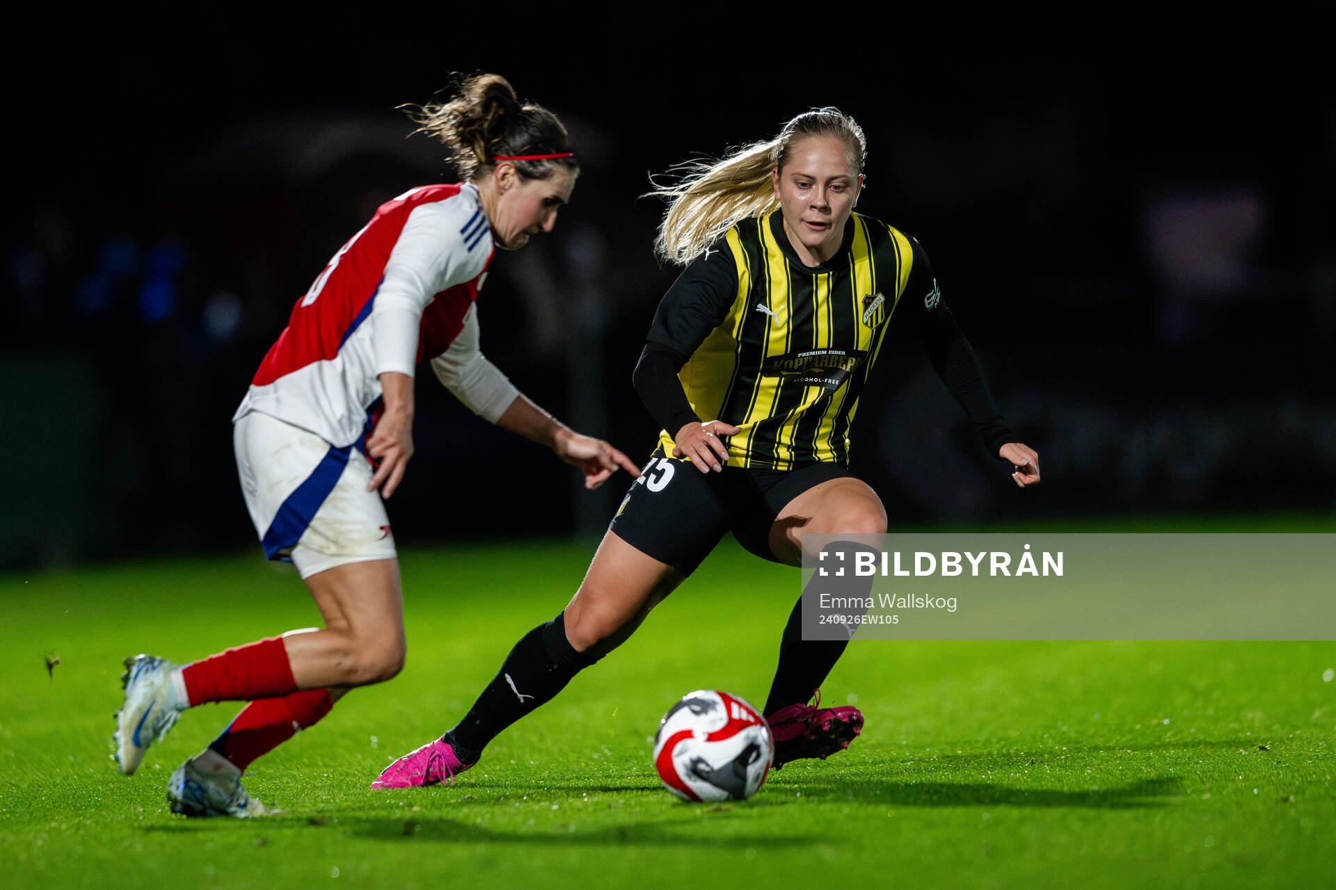 Mariona Caldentey of Arsenal and Alice Bergström of Häcken