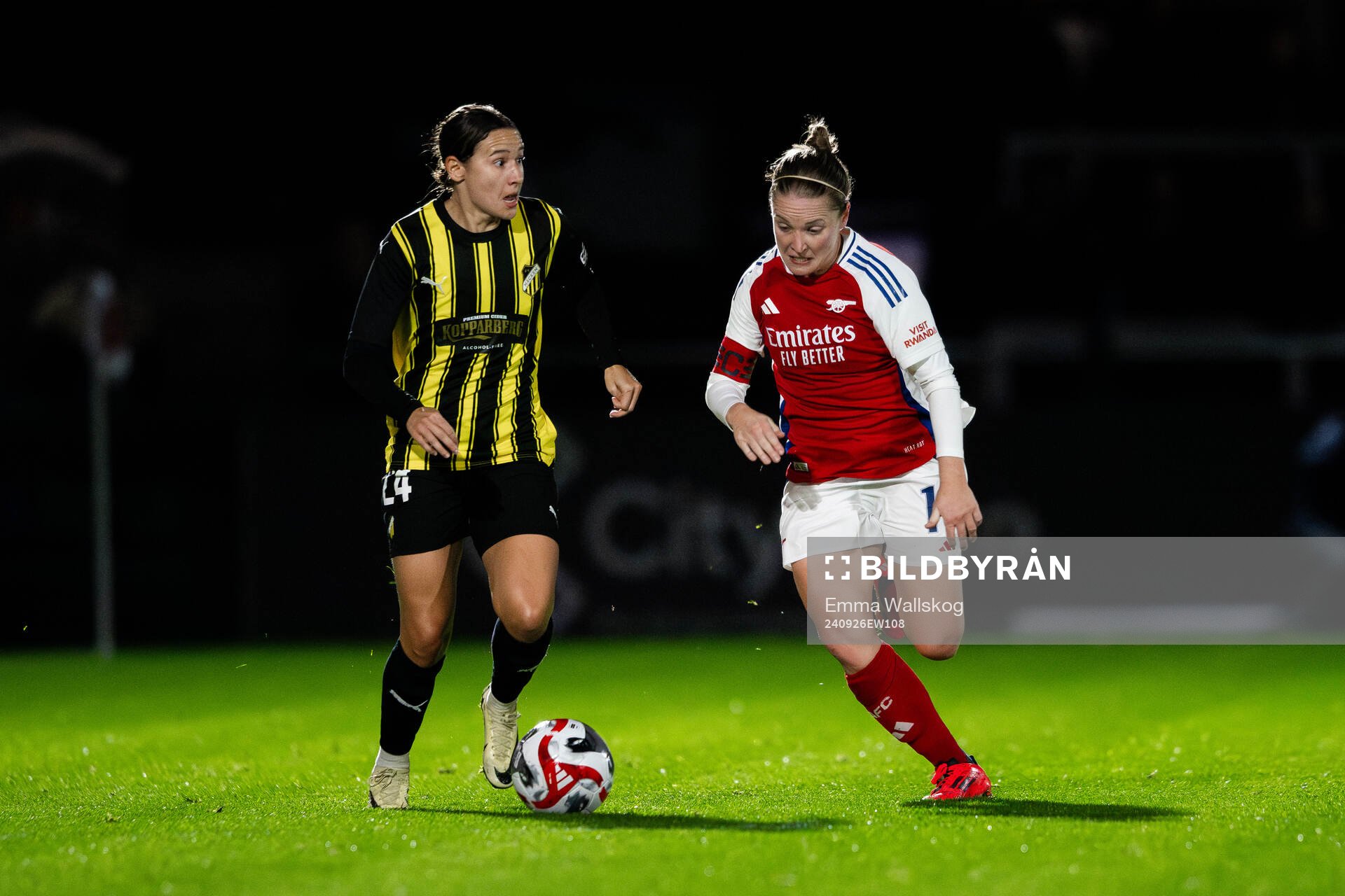 Tabitha Tindell of Häcken and Kim Little of Arsenal