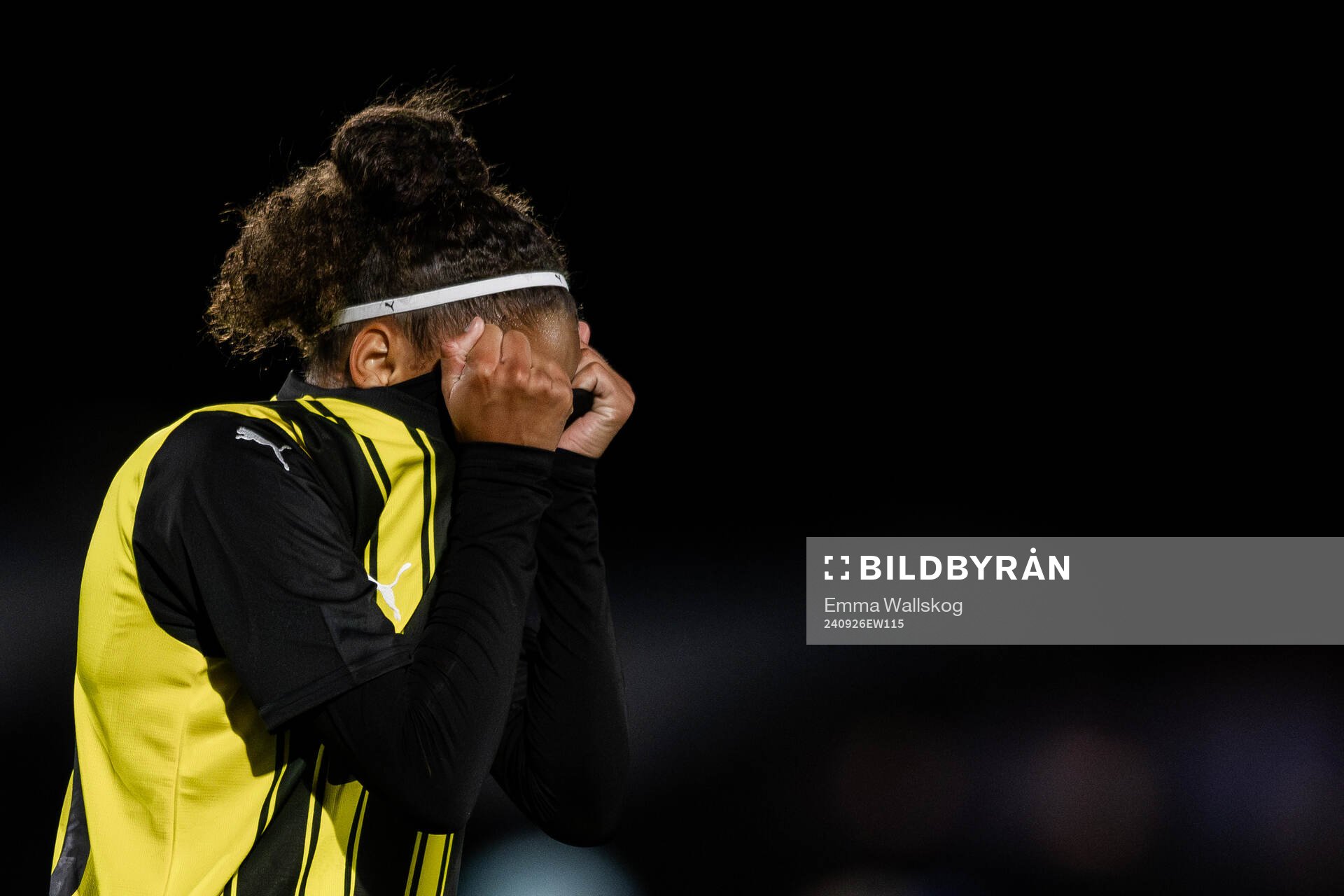 Felicia Schröder of Häcken looks dejected