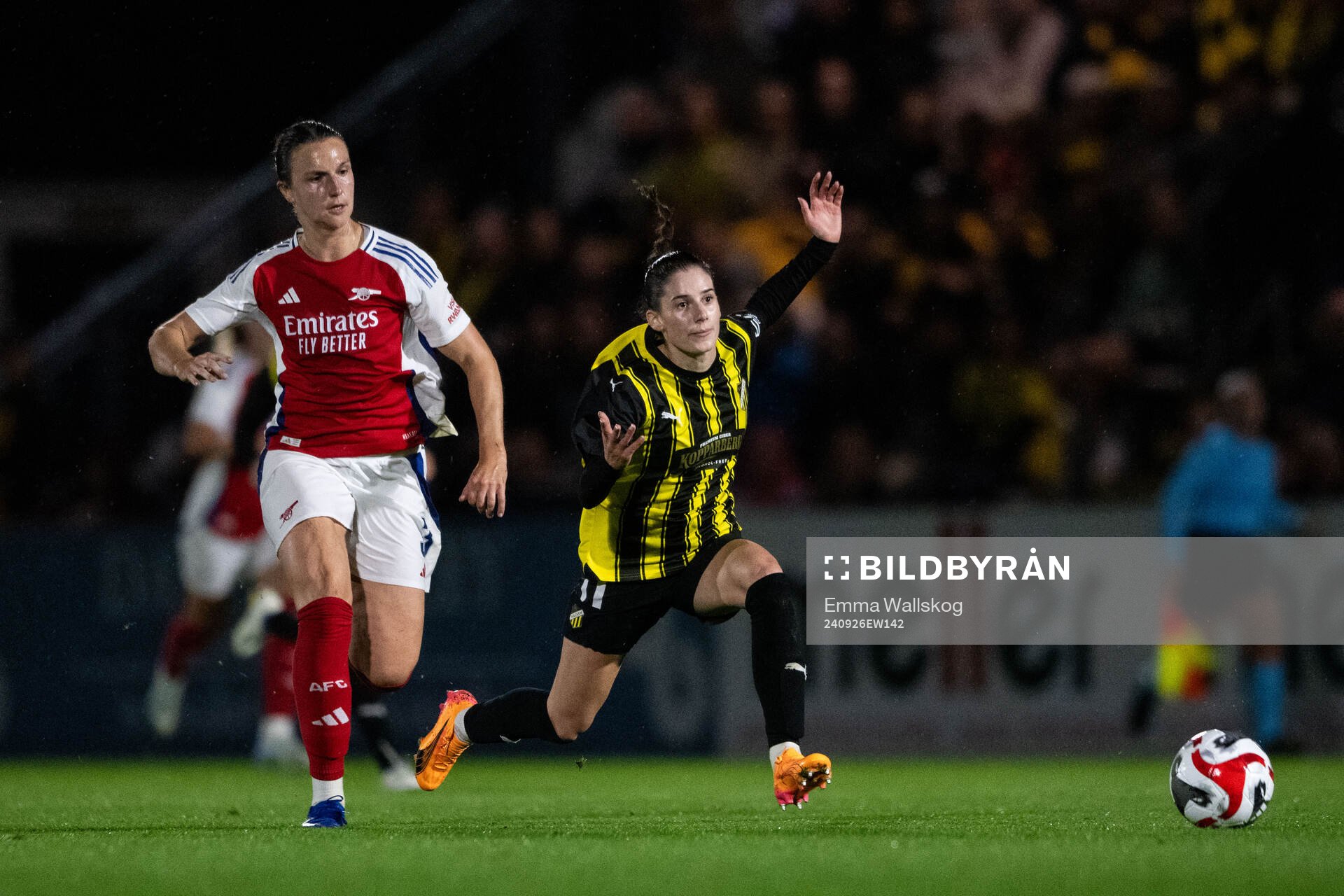 Laia Codina of Arsenal and Clarissa Larisey of Häcken