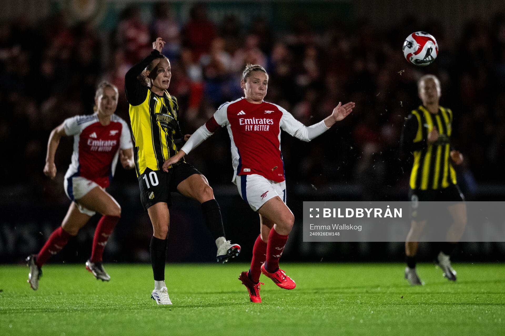 Anna Anvegård of Häcken and Kim Little of Arsenal
