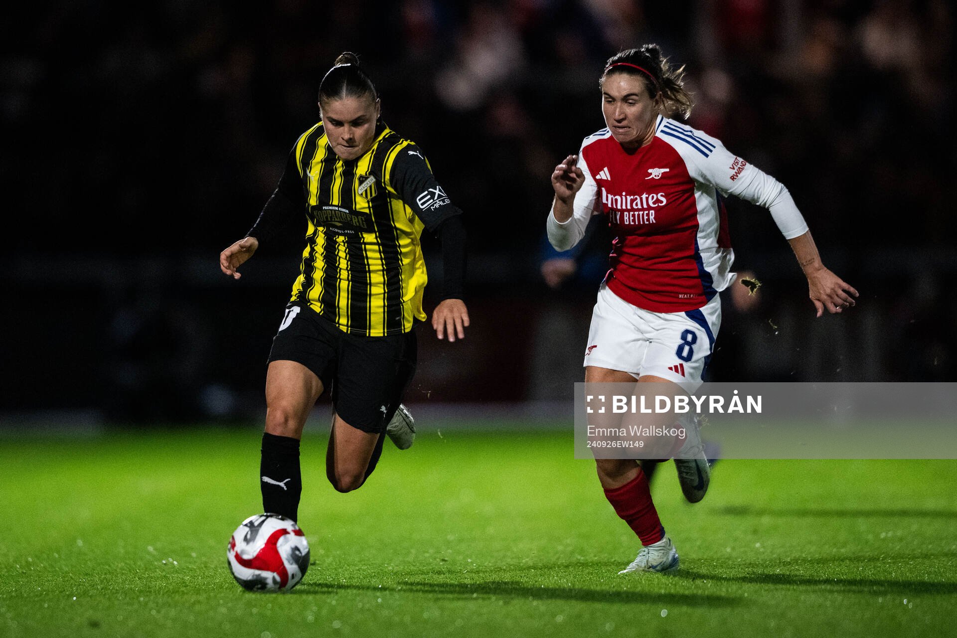 Hanna Wijk of Häcken and Mariona Caldentey of Arsenal