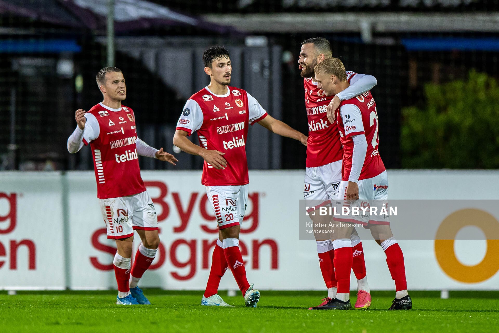 Kalmars Dino Islamovic jublar med laget efter 1-2 under fotbollsmatchen i Allsvenskan mellan Halmstad och Kalmar den 26 september 2024 i Halmstad.
