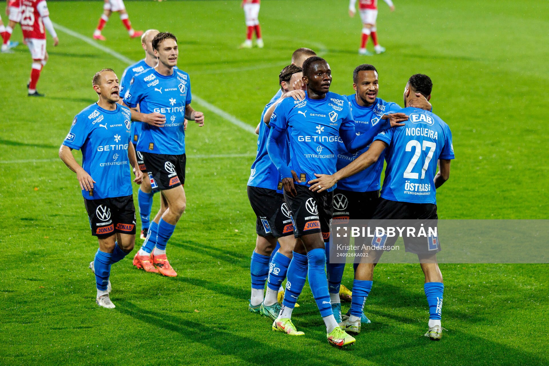 Halmstads spelare jublar med Yannick Agnero