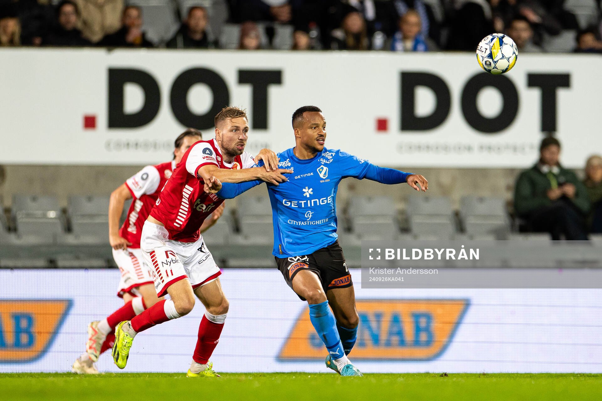 Kalmars Jonathan Ring och Halmstads Marcus Olsson under fotbollsmatchen i Allsvenskan mellan Halmstad och Kalmar den 26 september 2024 i Halmstad.