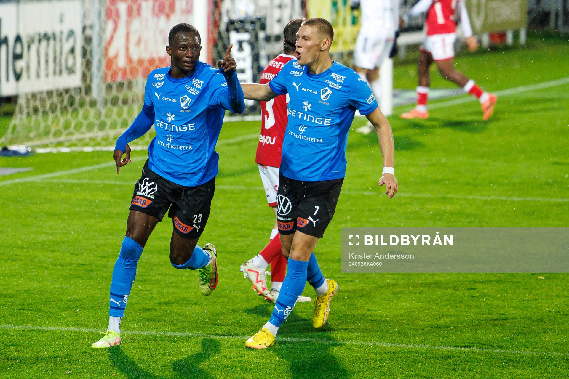 Halmstads Yannick Agnero jublar med Birnir Ingason