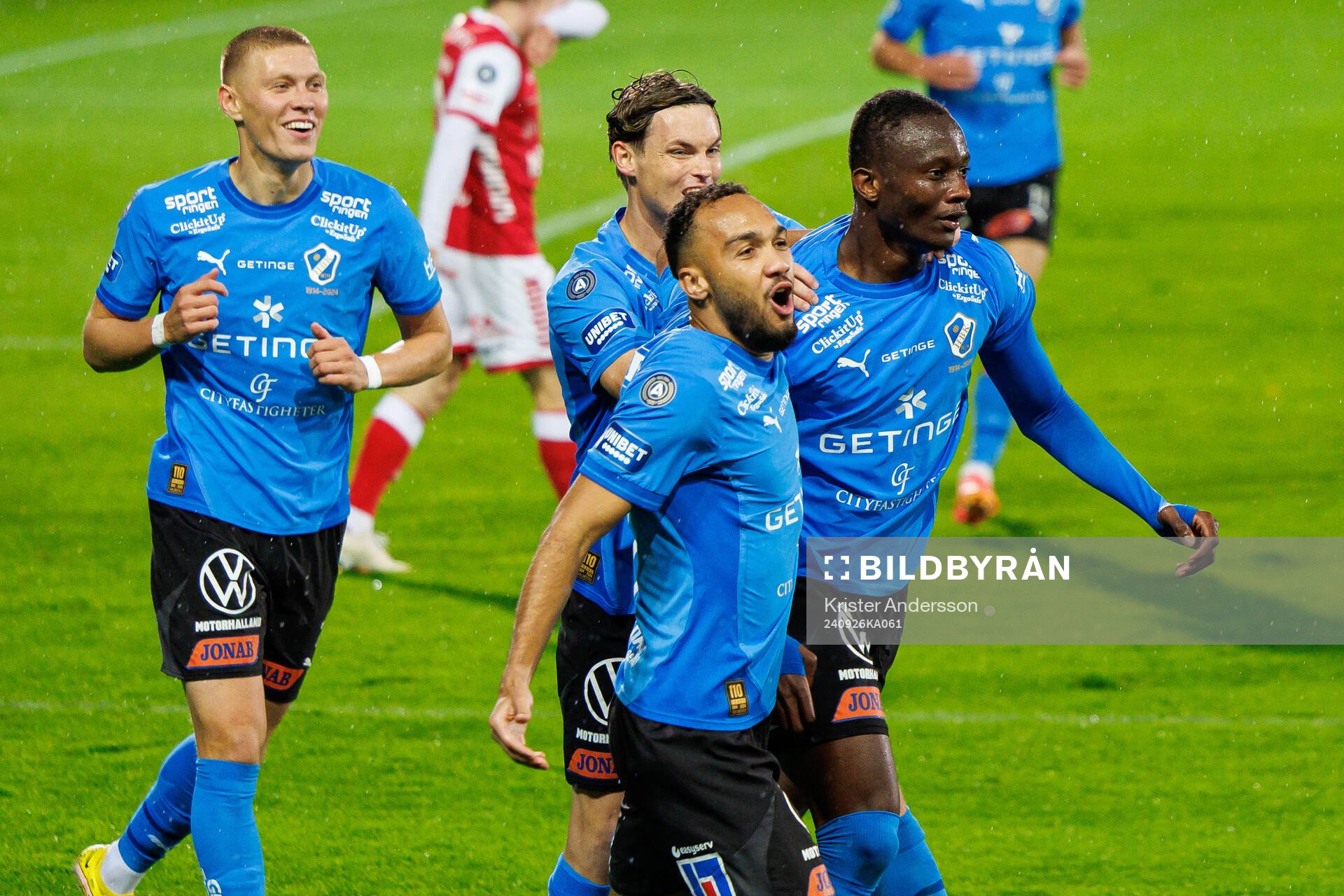 Halmstads spelare jublar med Yannick Agnero