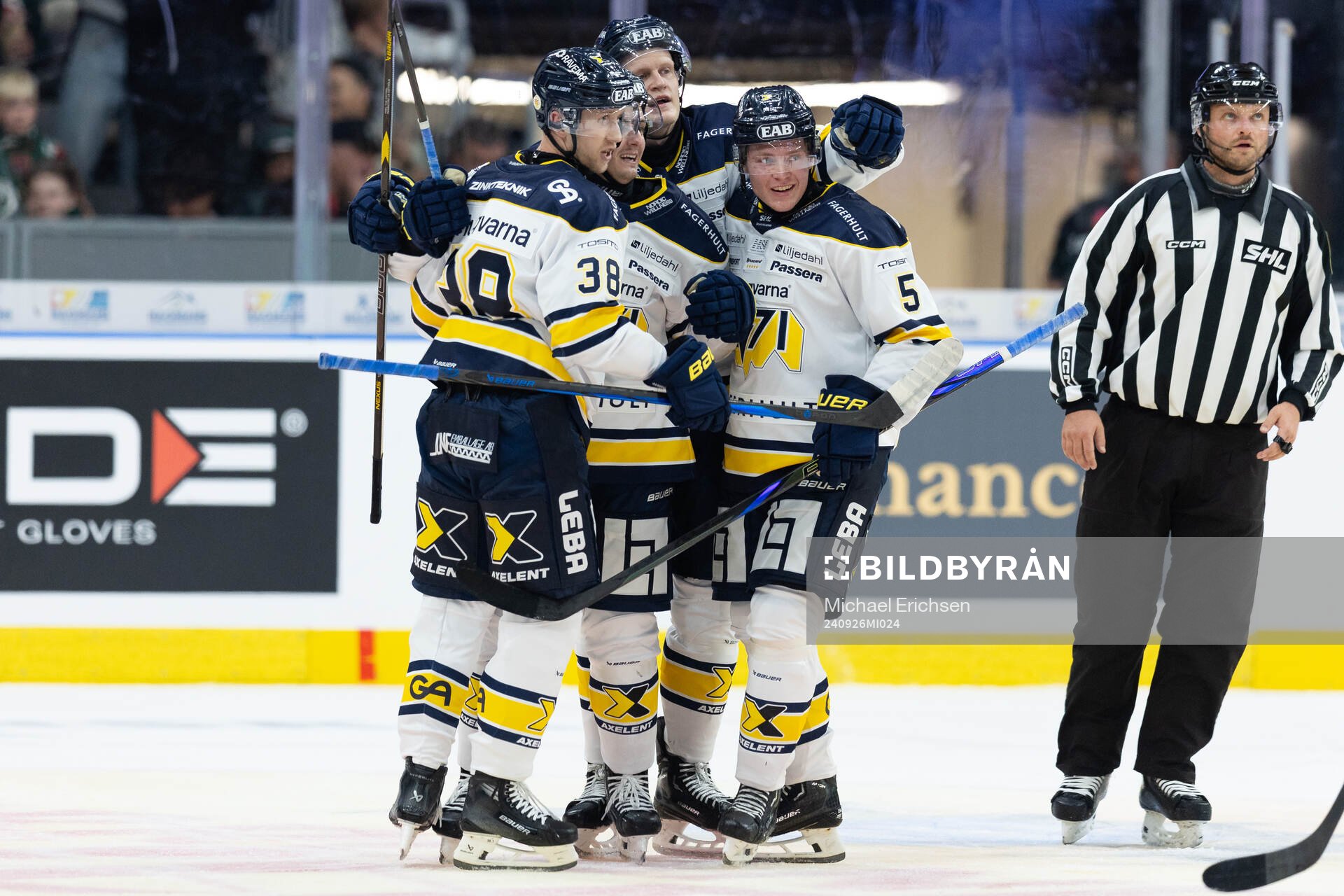 HV71s Olle Alsing jublar med lagkamrater