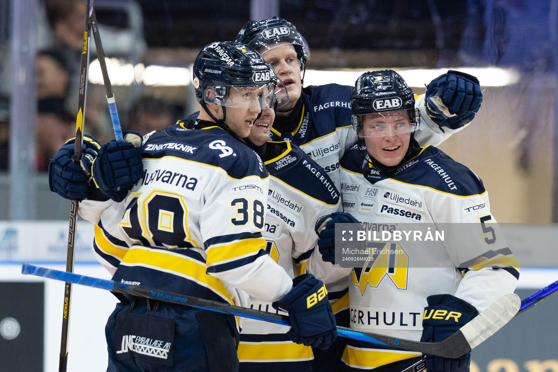 HV71s Olle Alsing jublar med lagkamrater