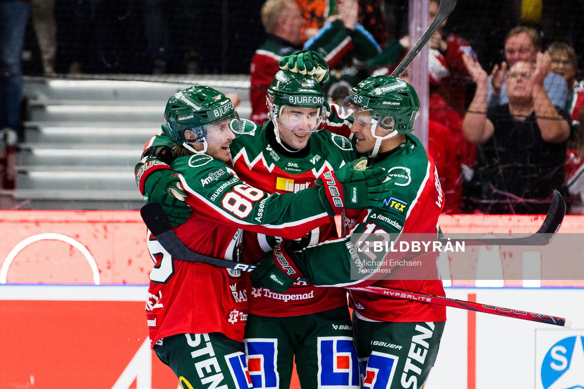Frölundas Erik Thorell jublar med Mikael Ruohomaa och Max