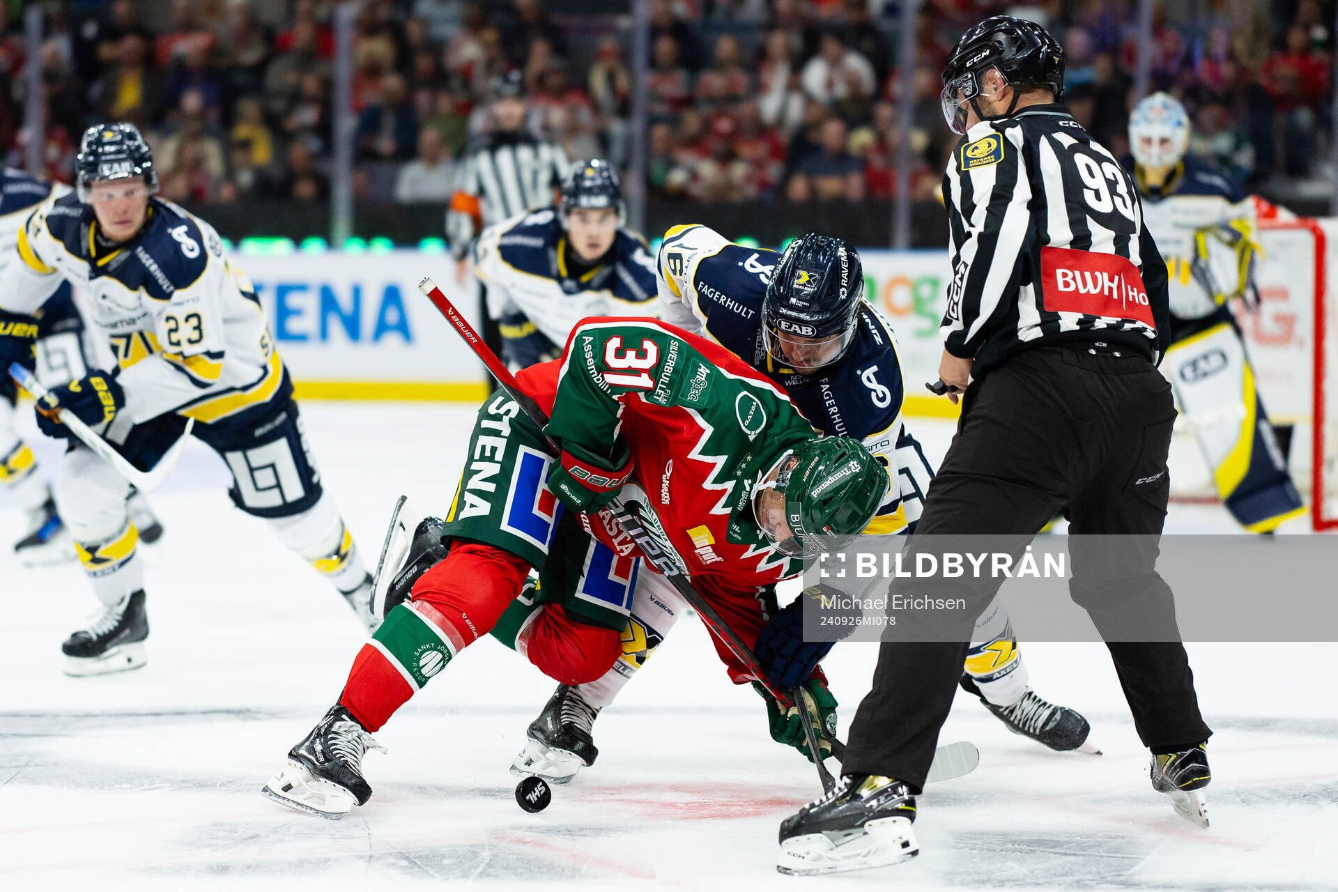 Frölundas Nicklas Lasu tekar mot HV71s Tanner Kero