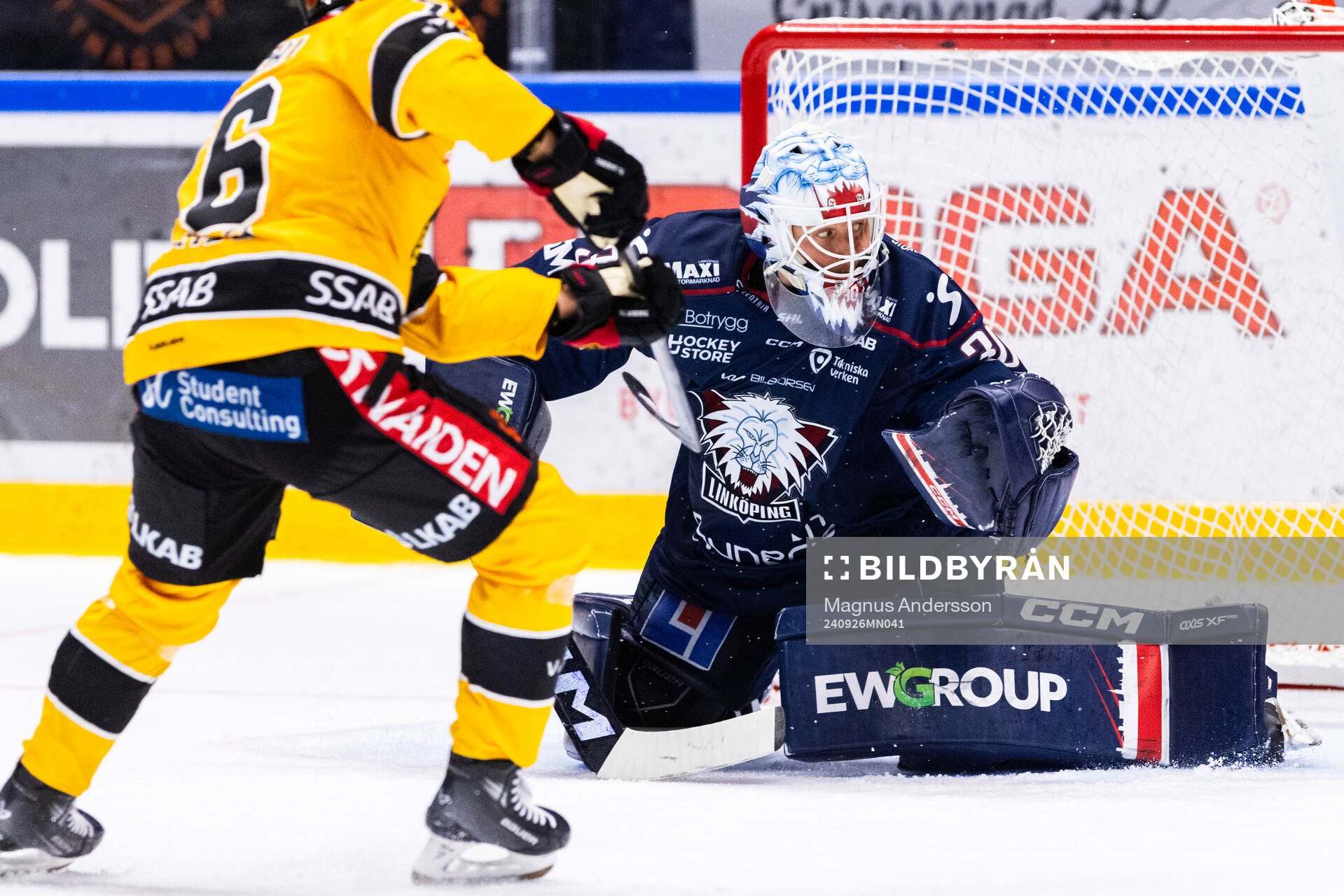 Luleås Anton Levtchi gör 3-1 bakom Linköpings målvakt