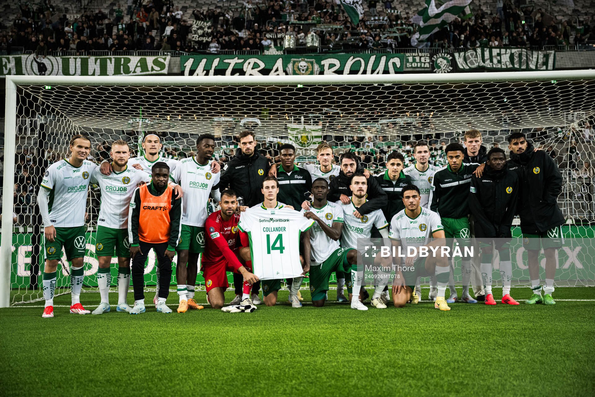 Hammarby spelare poserar med tröjan till Dennis Collander
