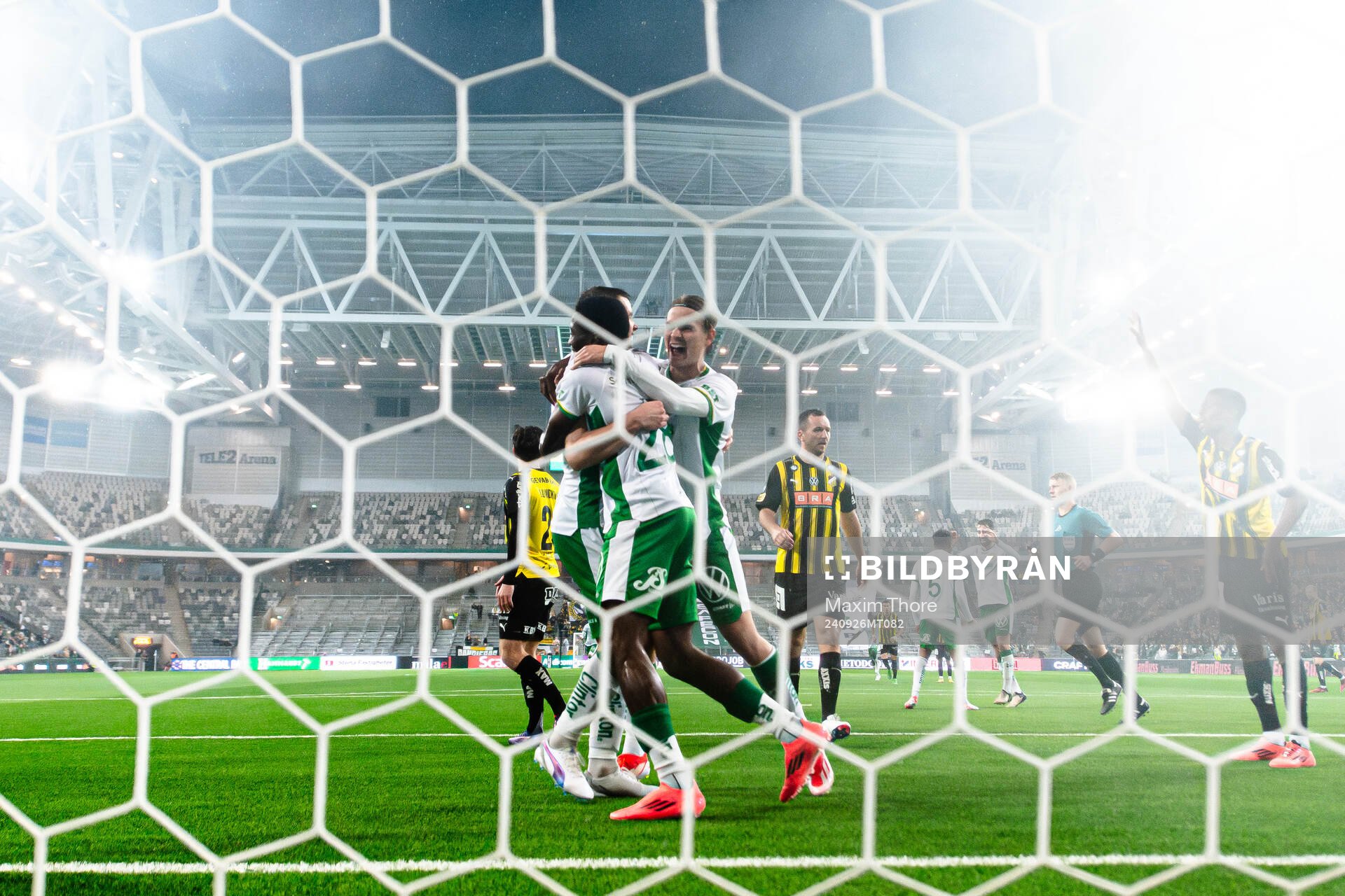 Hammarbys Oscar Johansson Schellhas jublar med lagkamrater