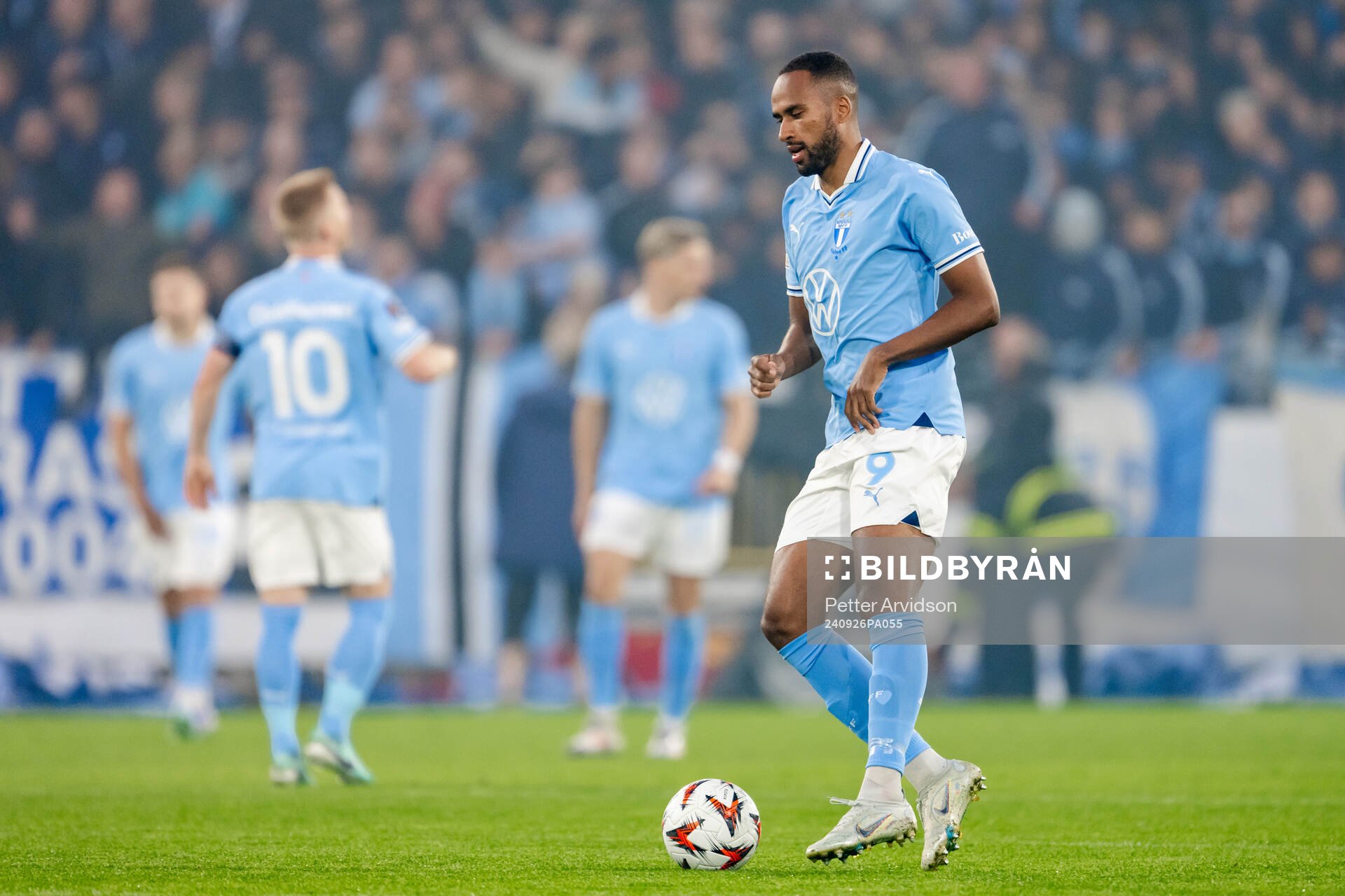 Isaac Kiese Thelin of Malmö FF looks dejected