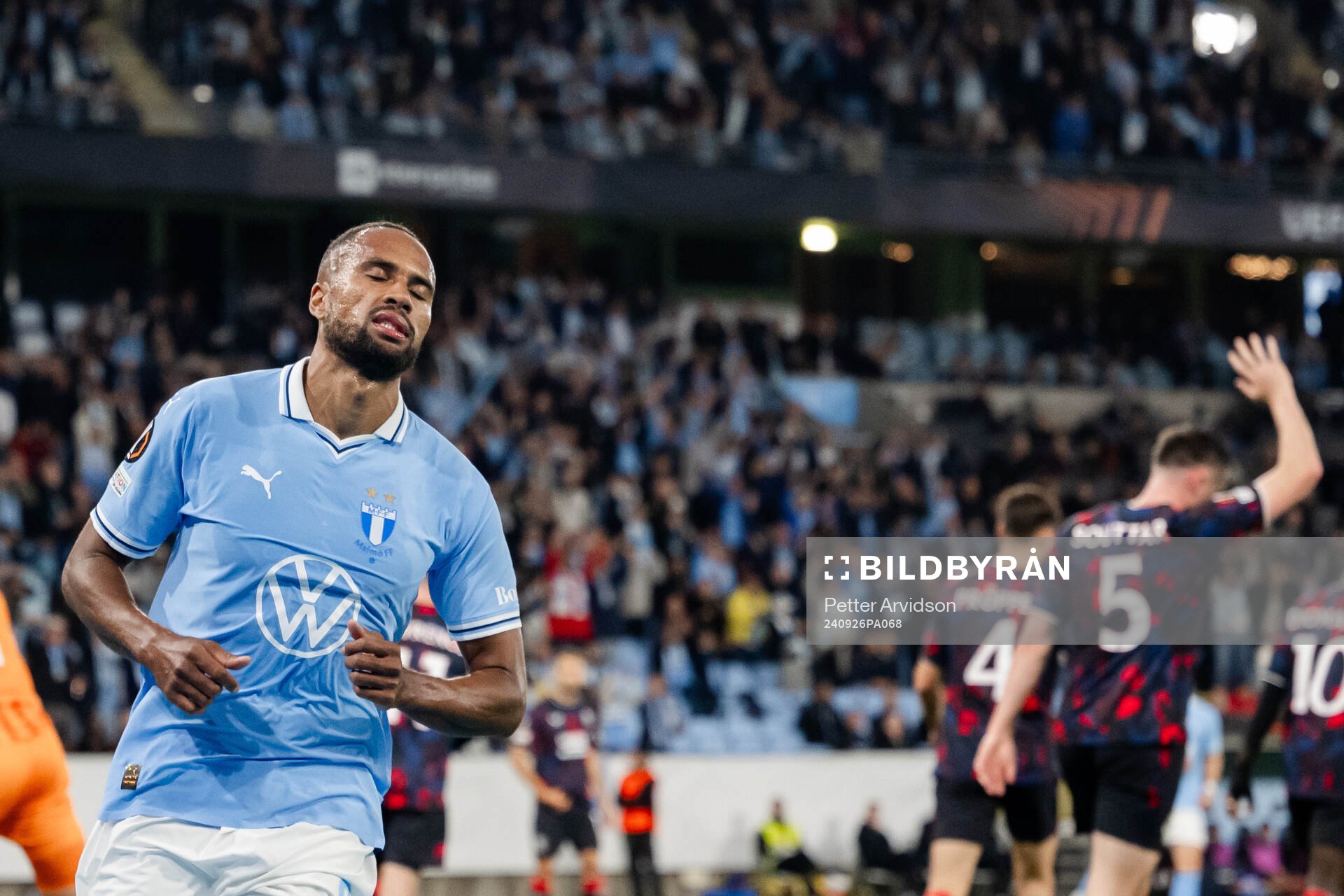 Isaac Kiese Thelin of Malmö FF looks dejected