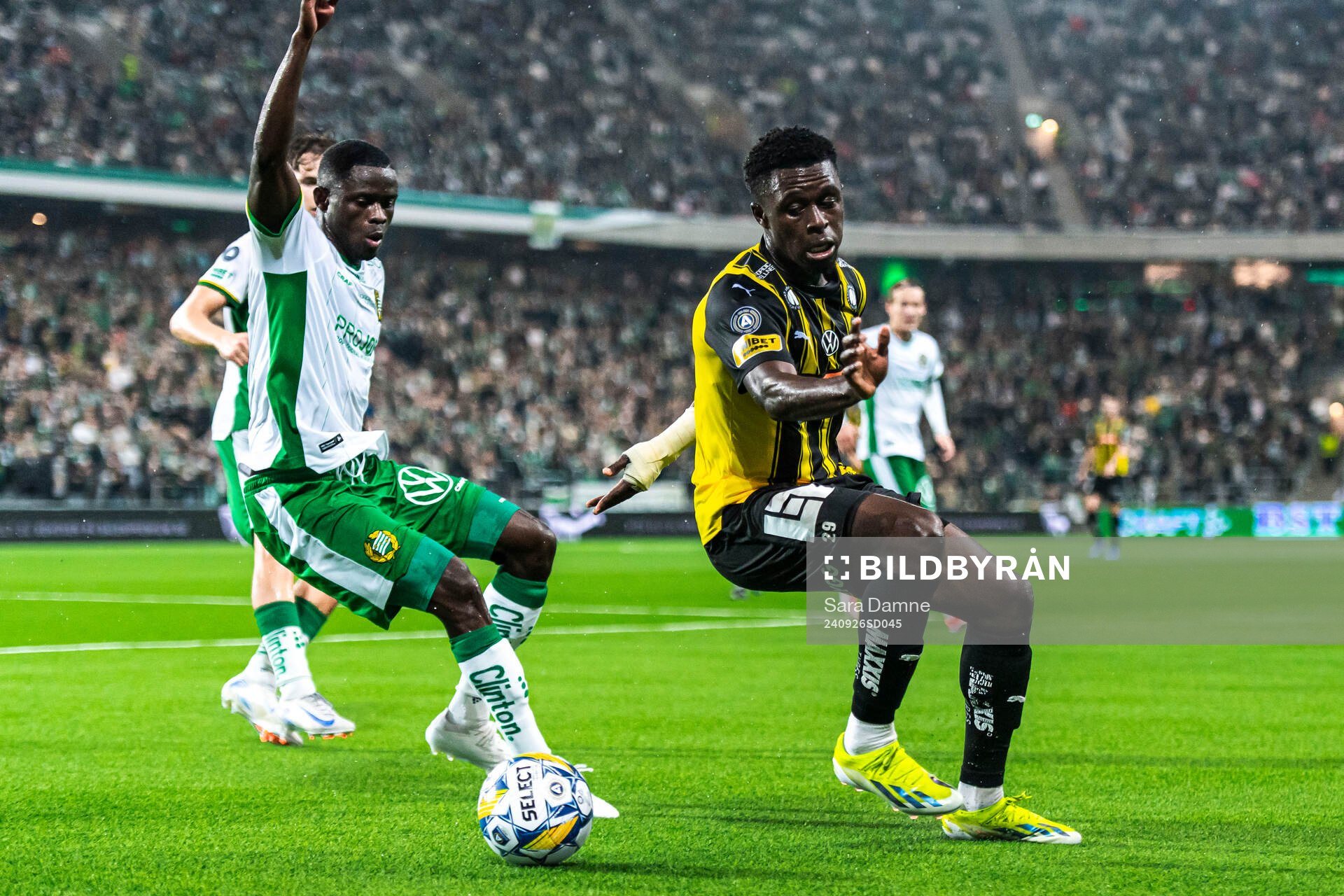Hammarbys Ibrahima Breze Fofana och Häckens Zeidane Inoussa under fotbollsmatchen i Allsvenskan mellan Hammarby och Häcken den 26 september 2024 i Stockholm.