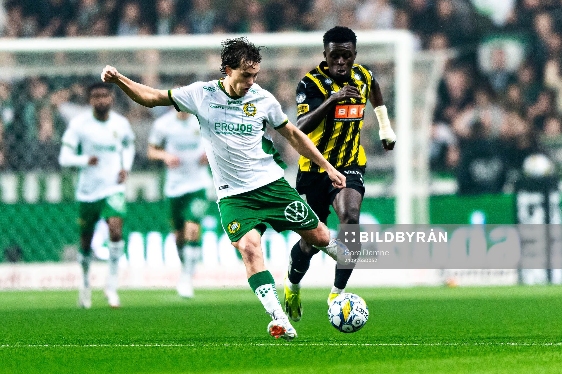 Hammarbys Hampus Skoglund och Häckens Zeidane Inoussa under fotbollsmatchen i Allsvenskan mellan Hammarby och Häcken den 26 september 2024 i Stockholm.