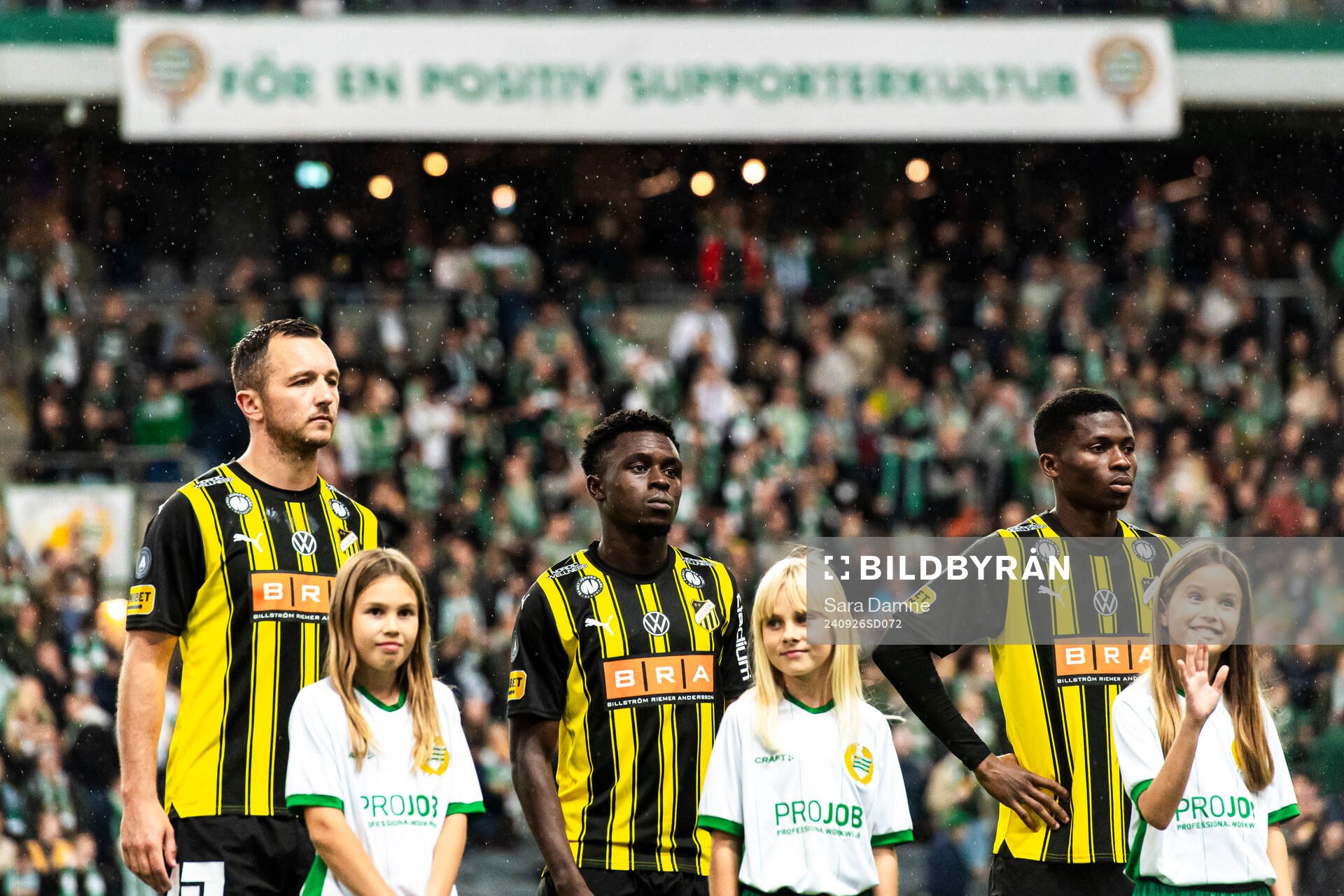 Häckens spelare med knattar inför fotbollsmatchen i Allsvenskan mellan Hammarby och Häcken den 26 september 2024 i Stockholm. 