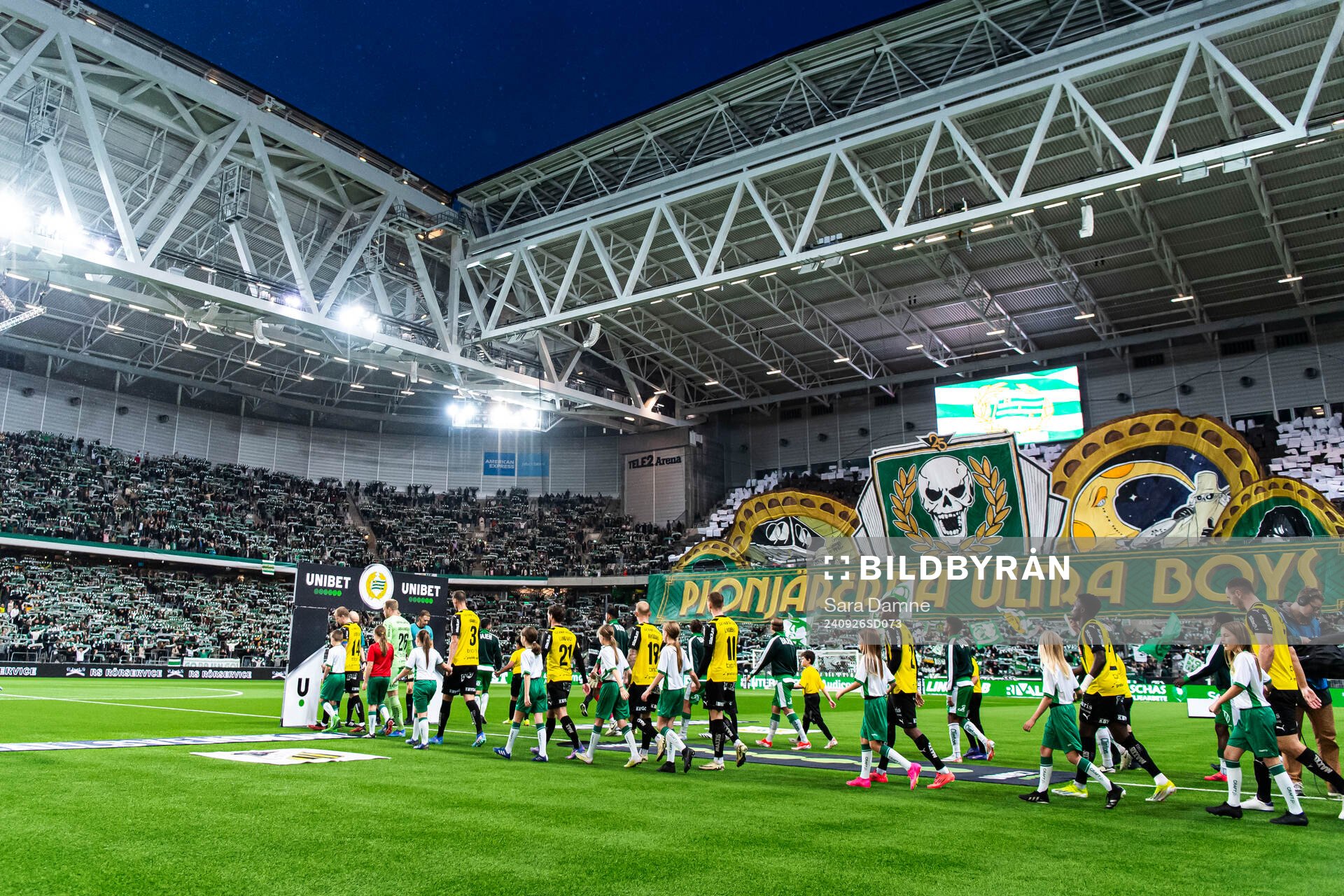 Häckens spelare med knattar inför fotbollsmatchen i Allsvenskan mellan Hammarby och Häcken den 26 september 2024 i Stockholm. 