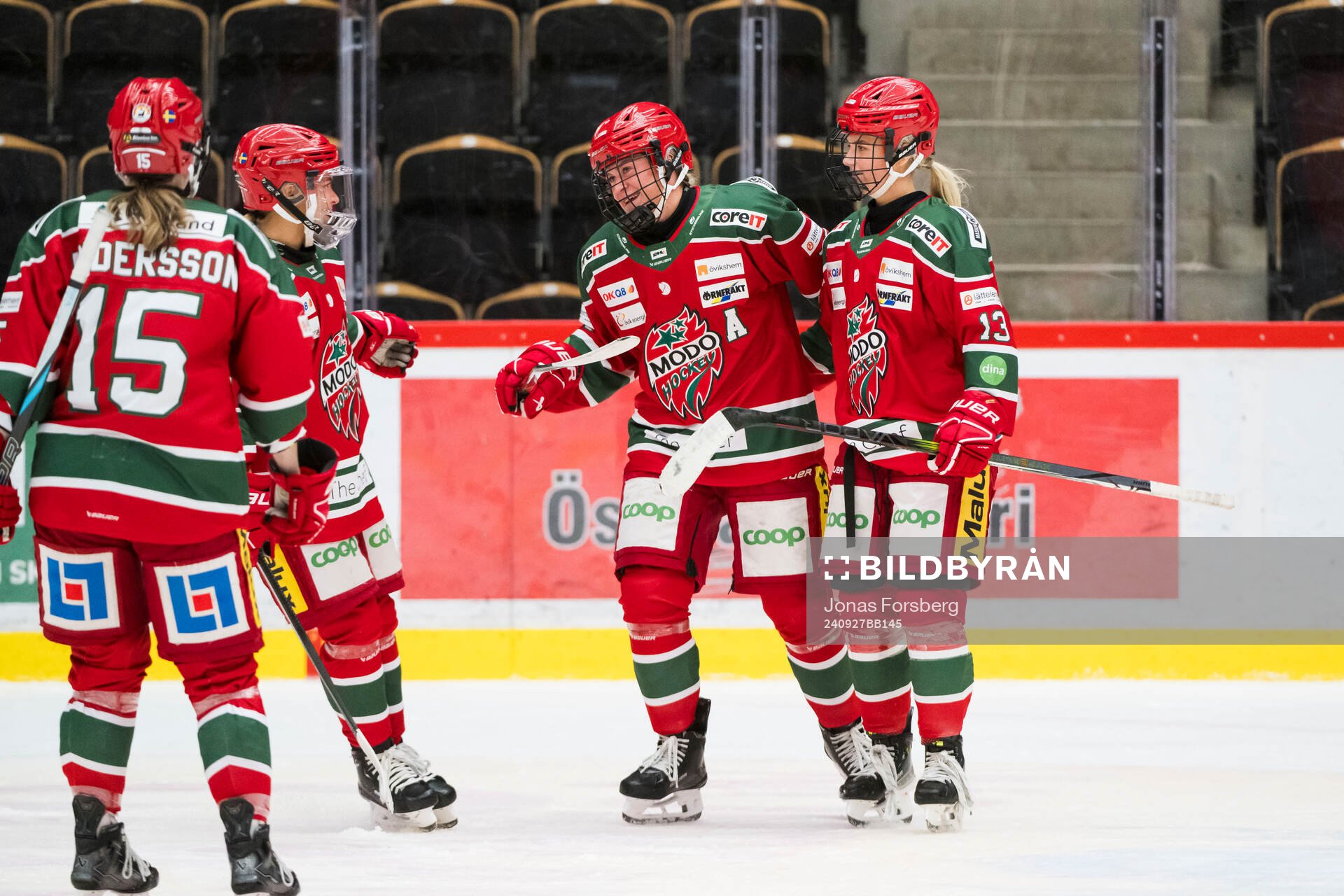 Modos Maja Grundström och Mira Hallin jublar