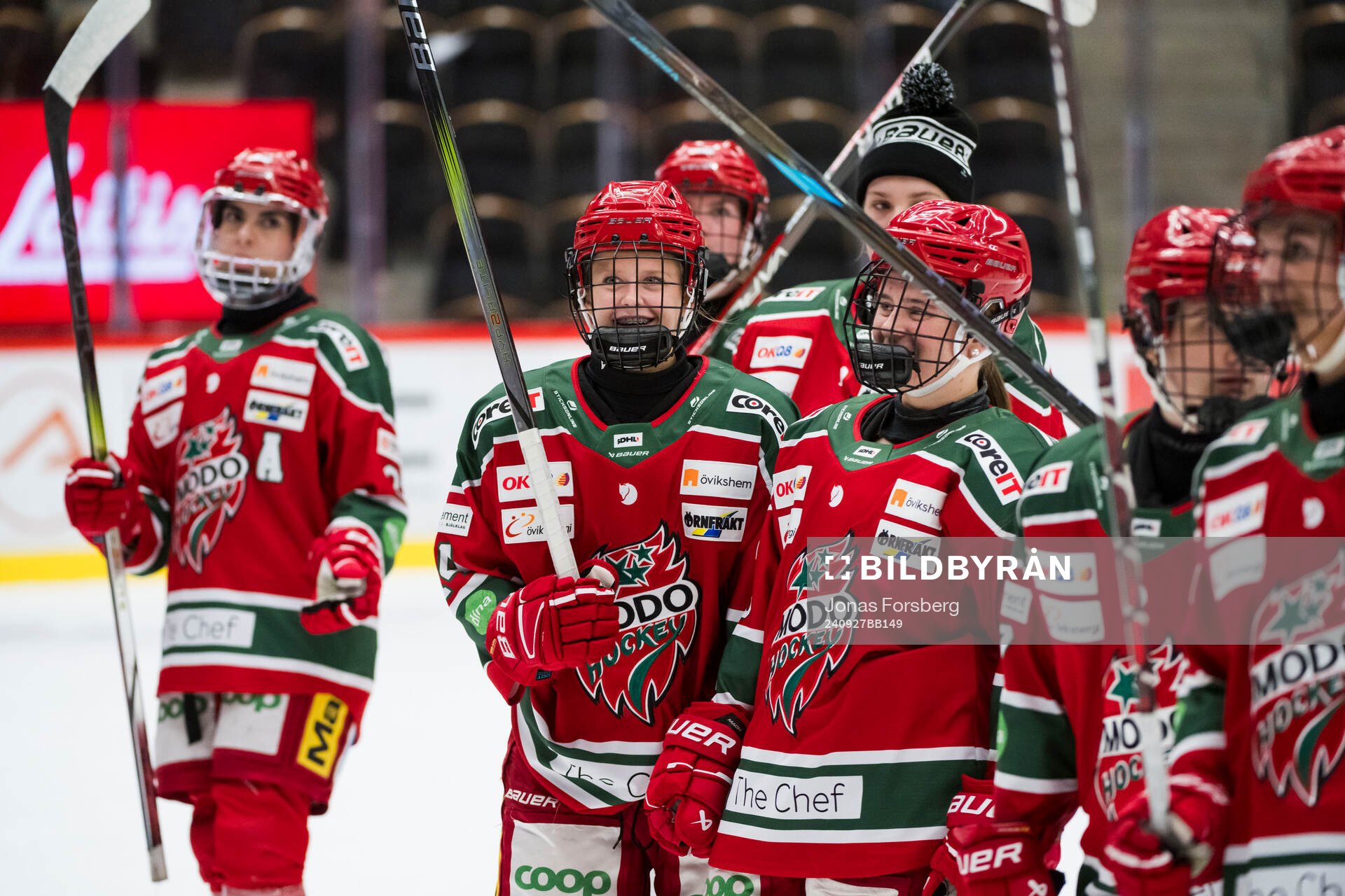 Modos Ebba Hedqvist jublar med lagkamrater