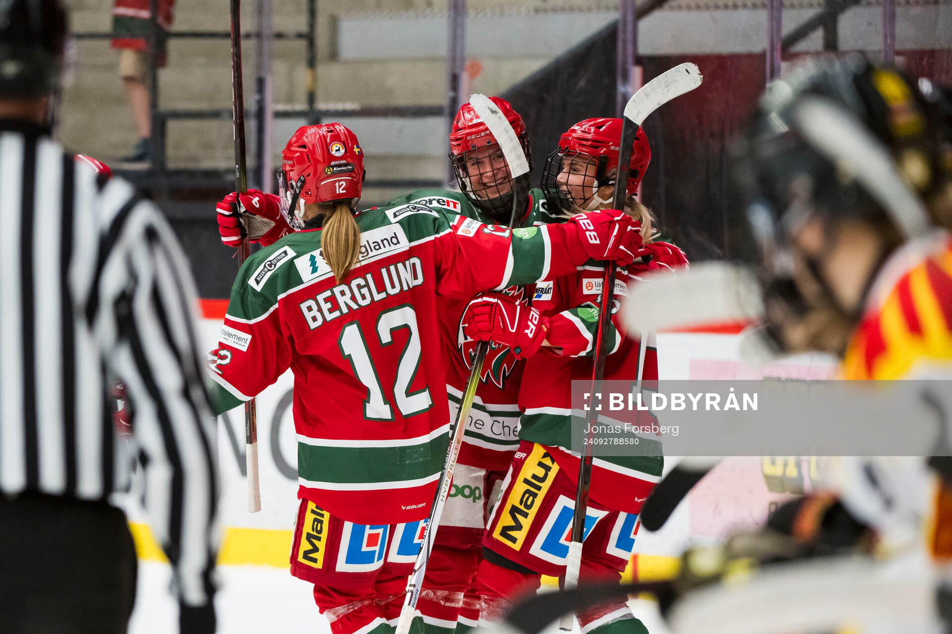 Modos Mira Hallin jublar med lagkamrater