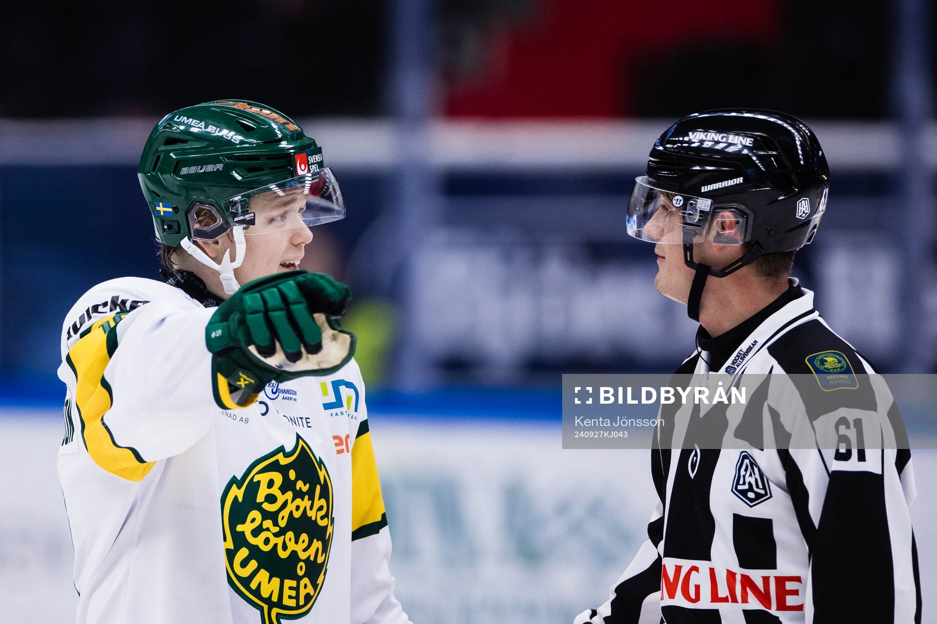 Björklövens Liam Dower Nilsson i diskussion med domare