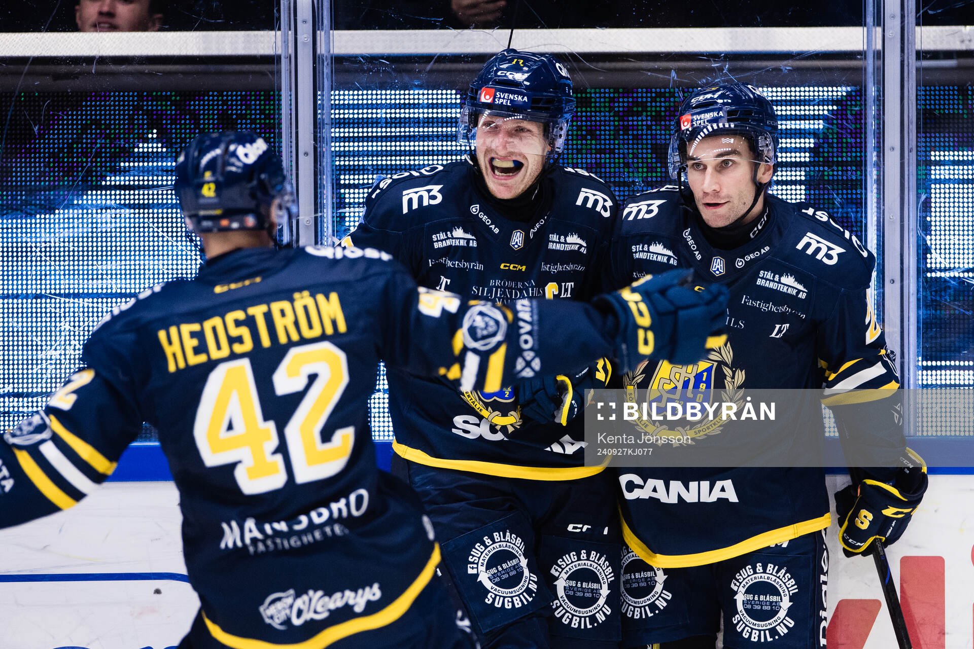 Södertäljes Juho Liuksiala jublar med Henrik Eriksson och