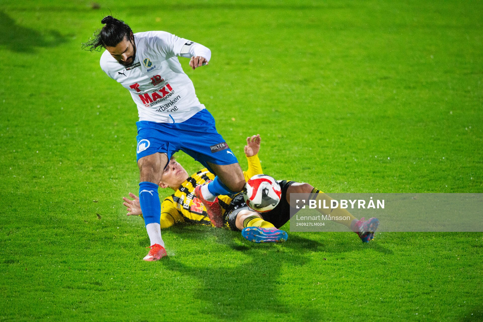Nosabys Ameer Naji och nIFK Hässleholms Jussi Tikkanen i matchen i division 2 mellan IFK Hässleholm och Nosaby IF i Hässleholm 27 september 2024.