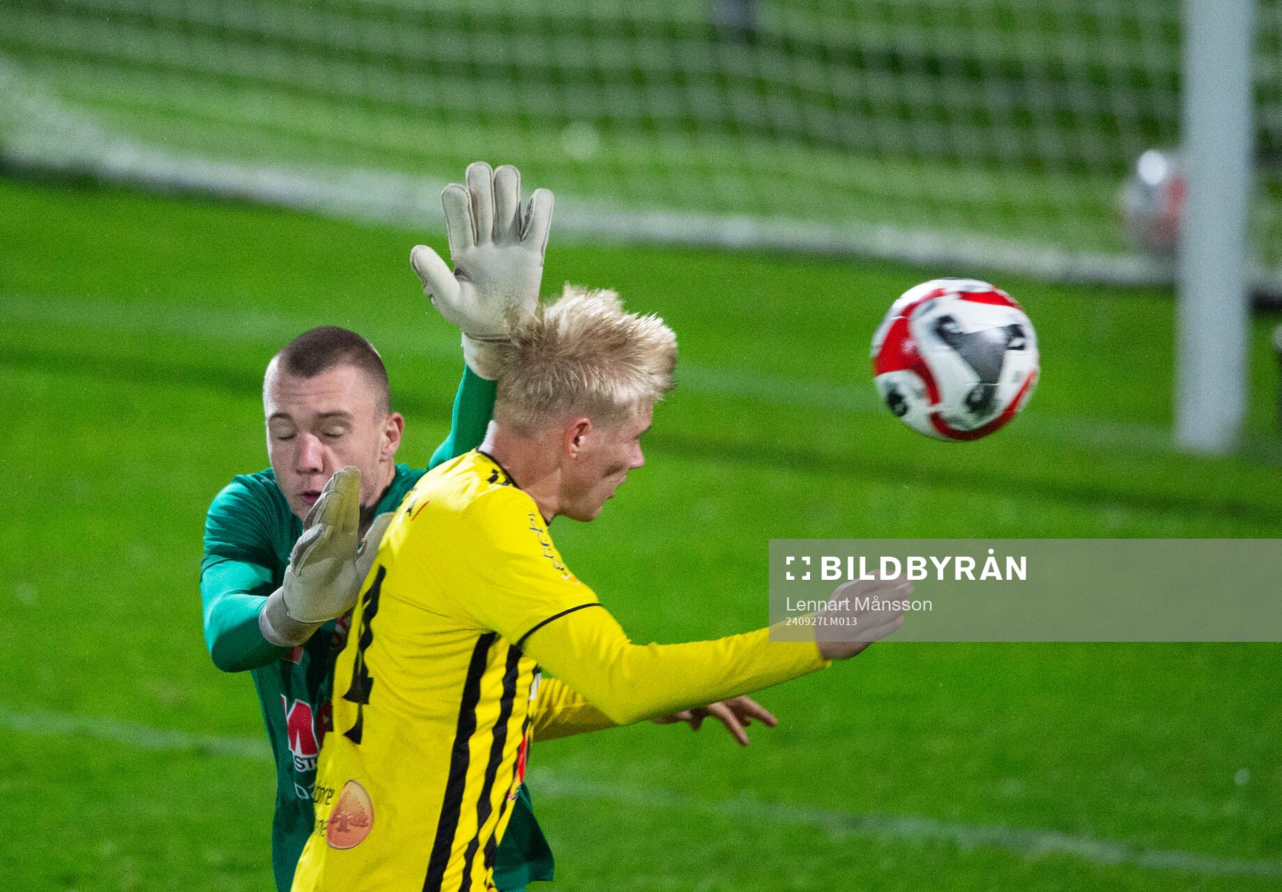 Nosabys målvakt Hugo Fagerberg gör ner IFK Hässleholms Linus Roslund och domaren dömer straff, men assisterande domaren ändrar domslutet i matchen i division 2 mellan IFK Hässleholm och Nosaby IF i Hässleholm 27 september 2024.