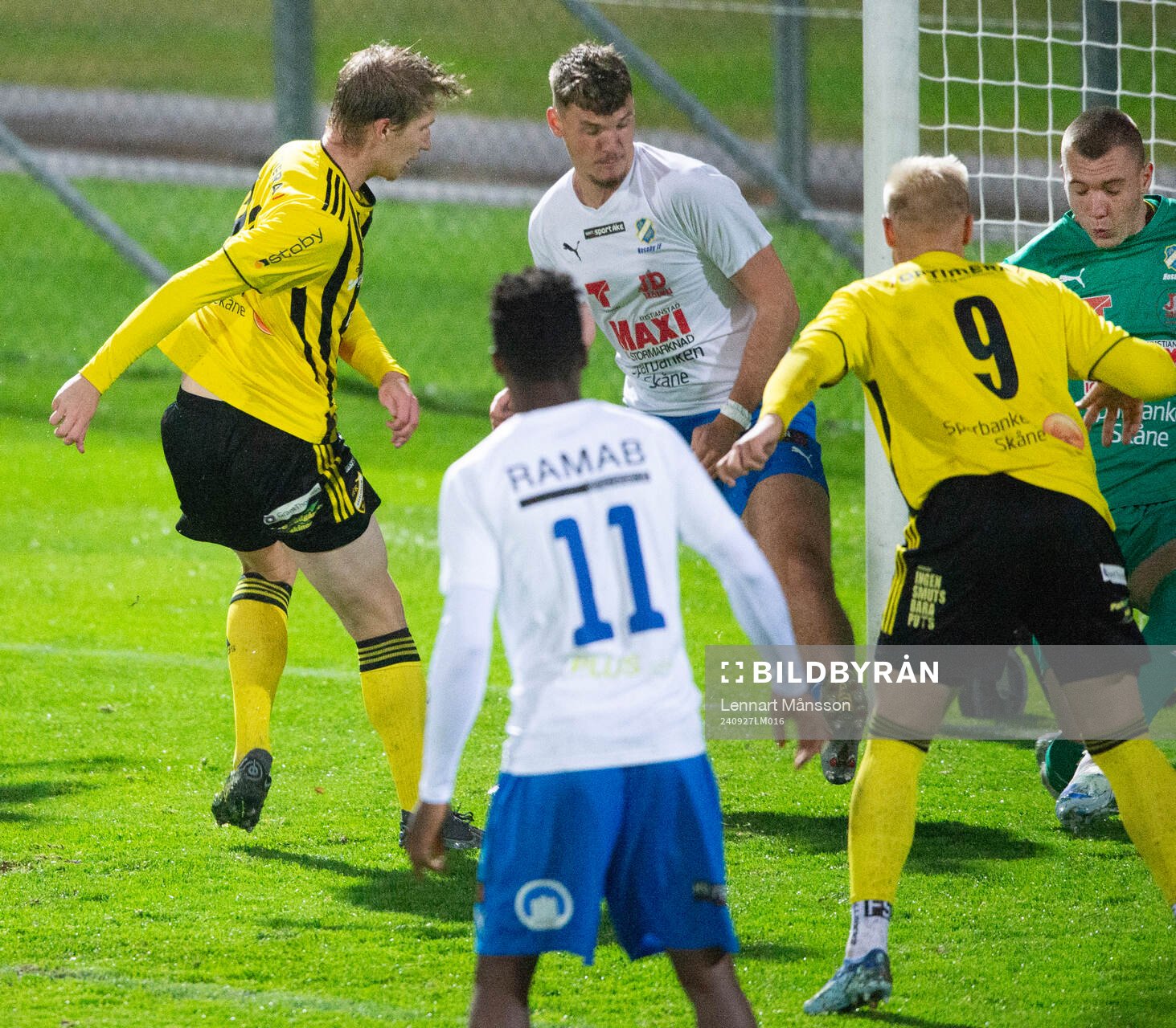 IFK Hässleholms Hugo Arvidsson skjuter 1-0 i matchen i