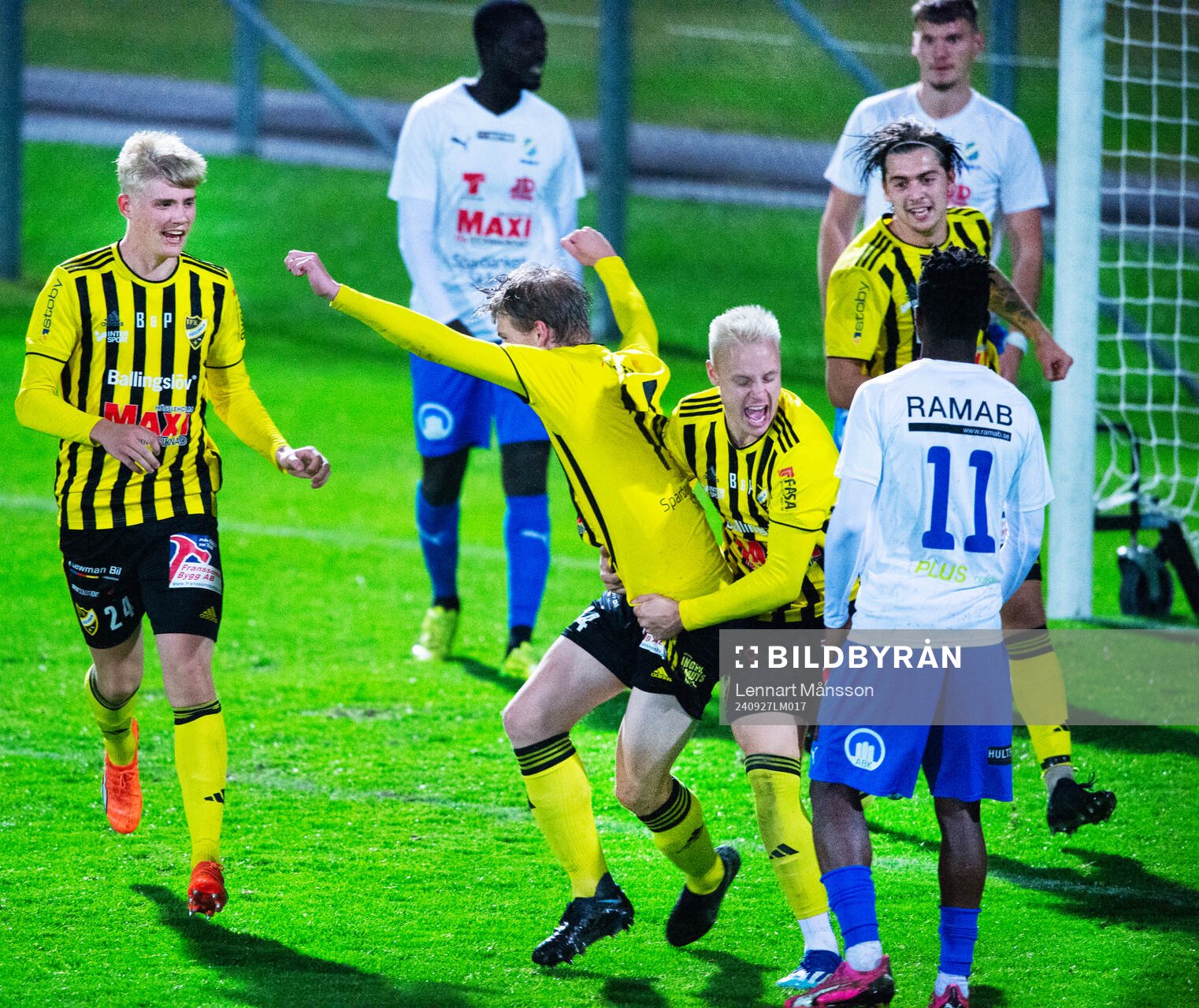IFK Hässleholms Hugo Arvidsson gör 1-0 och grattas av
