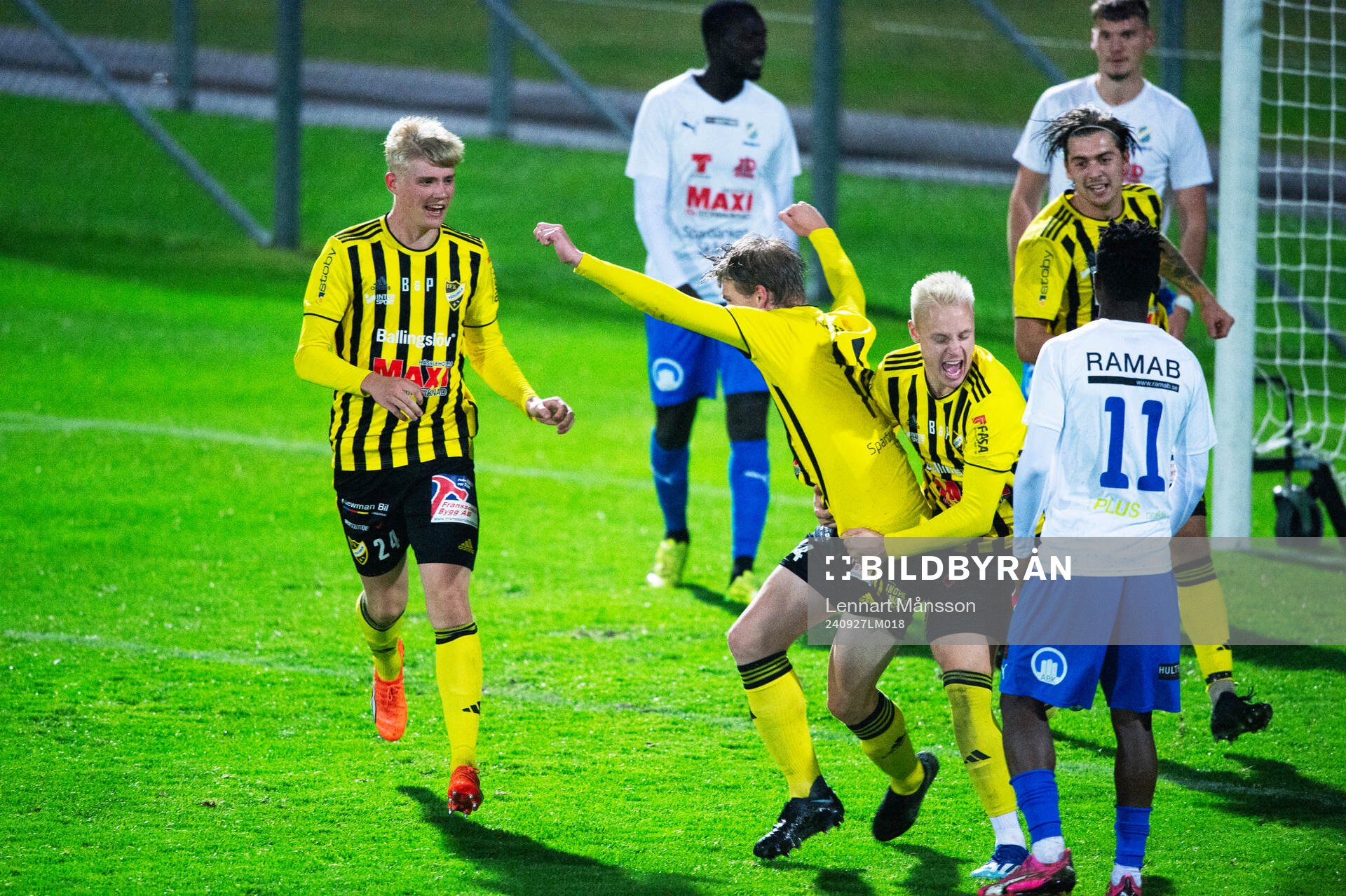 IFK Hässleholms Hugo Arvidsson gör 1-0 och grattas av