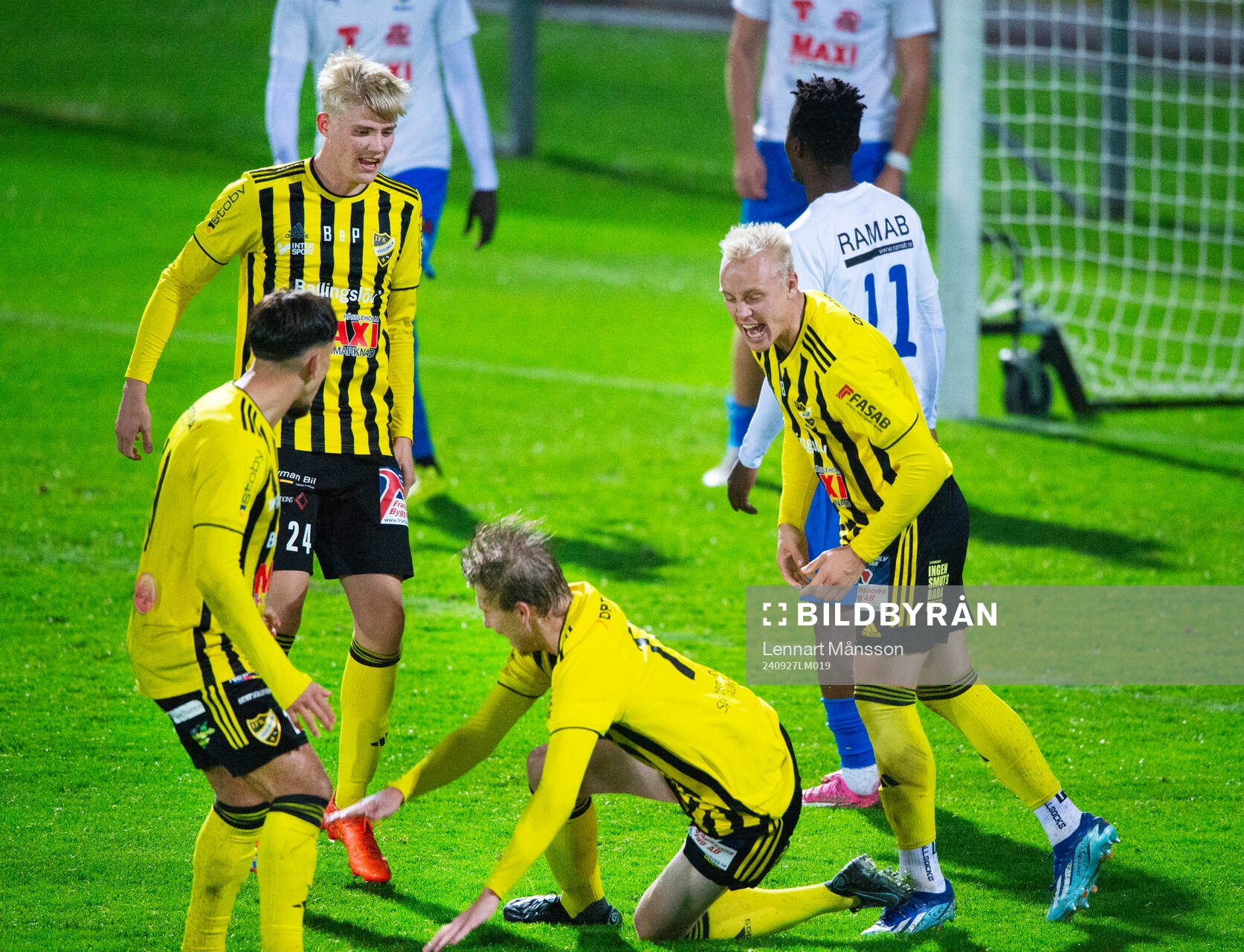 IFK Hässleholms Hugo Arvidsson gör 1-0 och grattas av