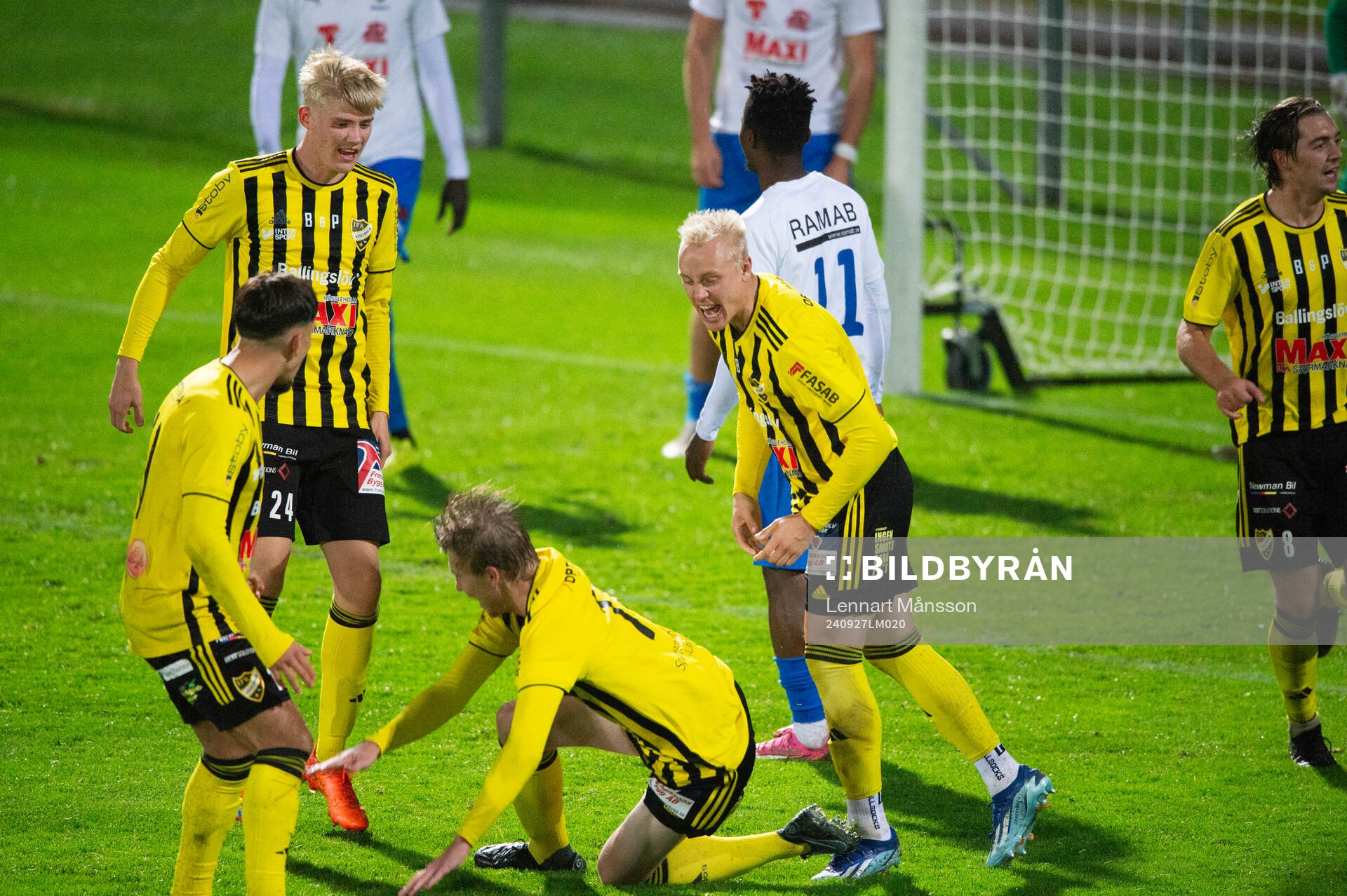 IFK Hässleholms Hugo Arvidsson gör 1-0 och grattas av