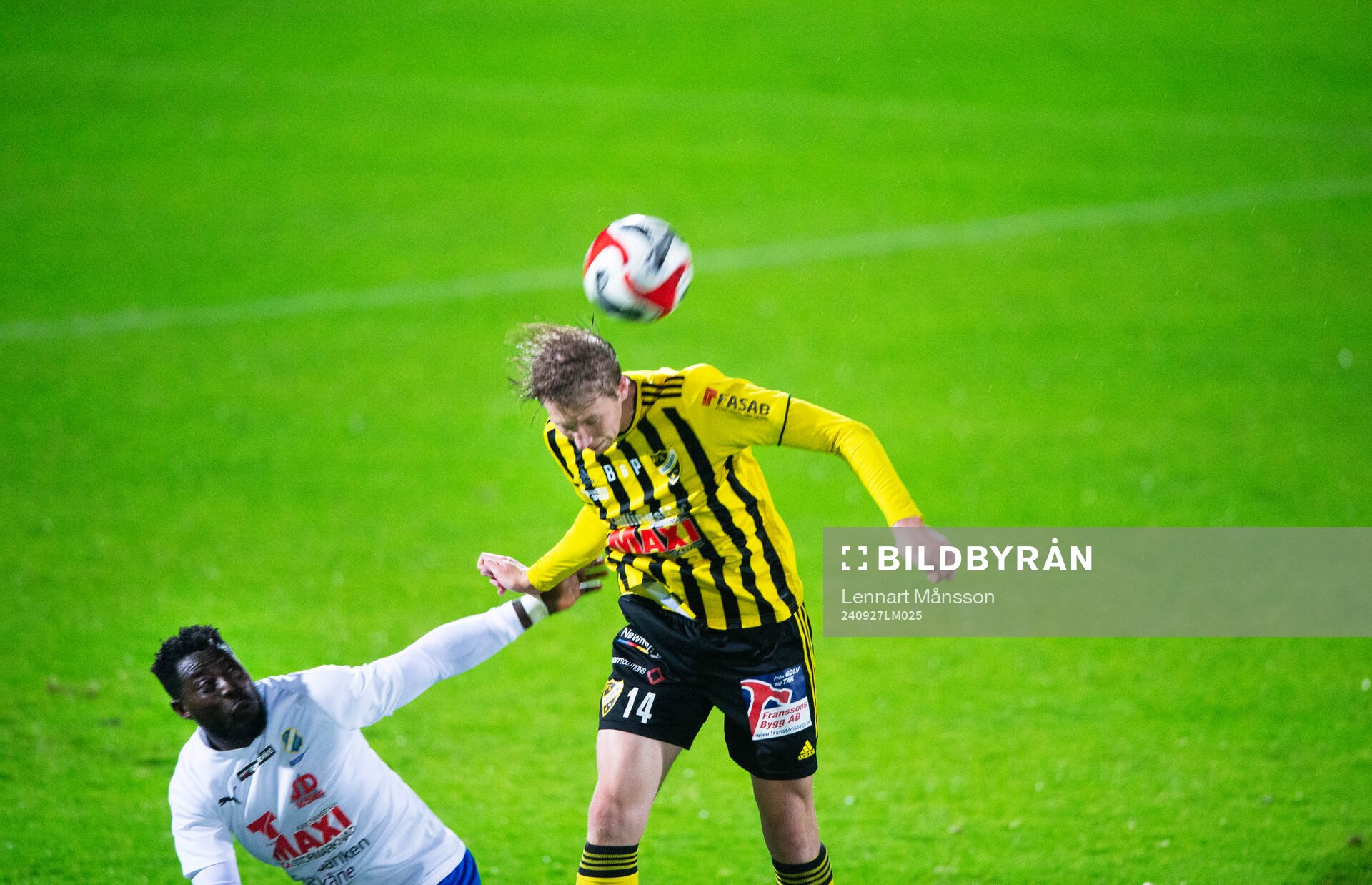 IFK Hässleholms Hugo Arvidsson och Nosabys Michael Andrew i matchen i division 2 mellan IFK Hässleholm och Nosaby IF i Hässleholm 27 september 2024.