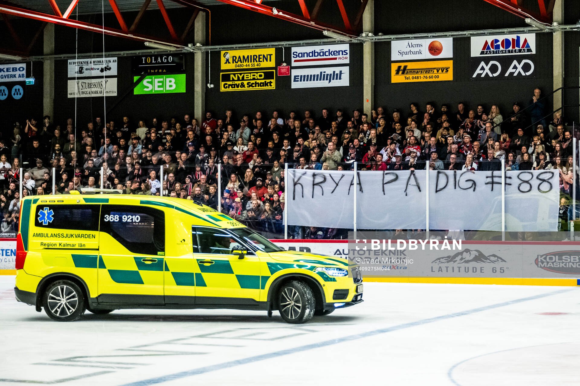 Publiken håller upp en banderoll för Tingsryds Linus