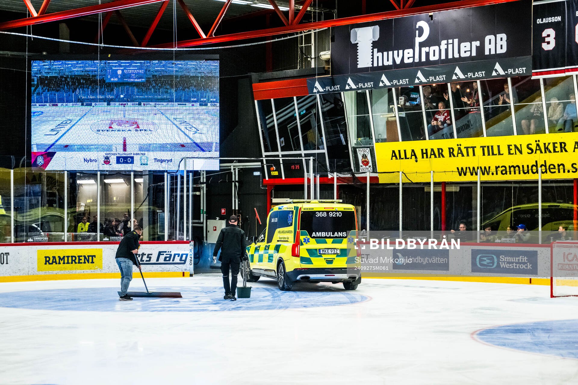 Ambulansen lämnar Liljas Arena