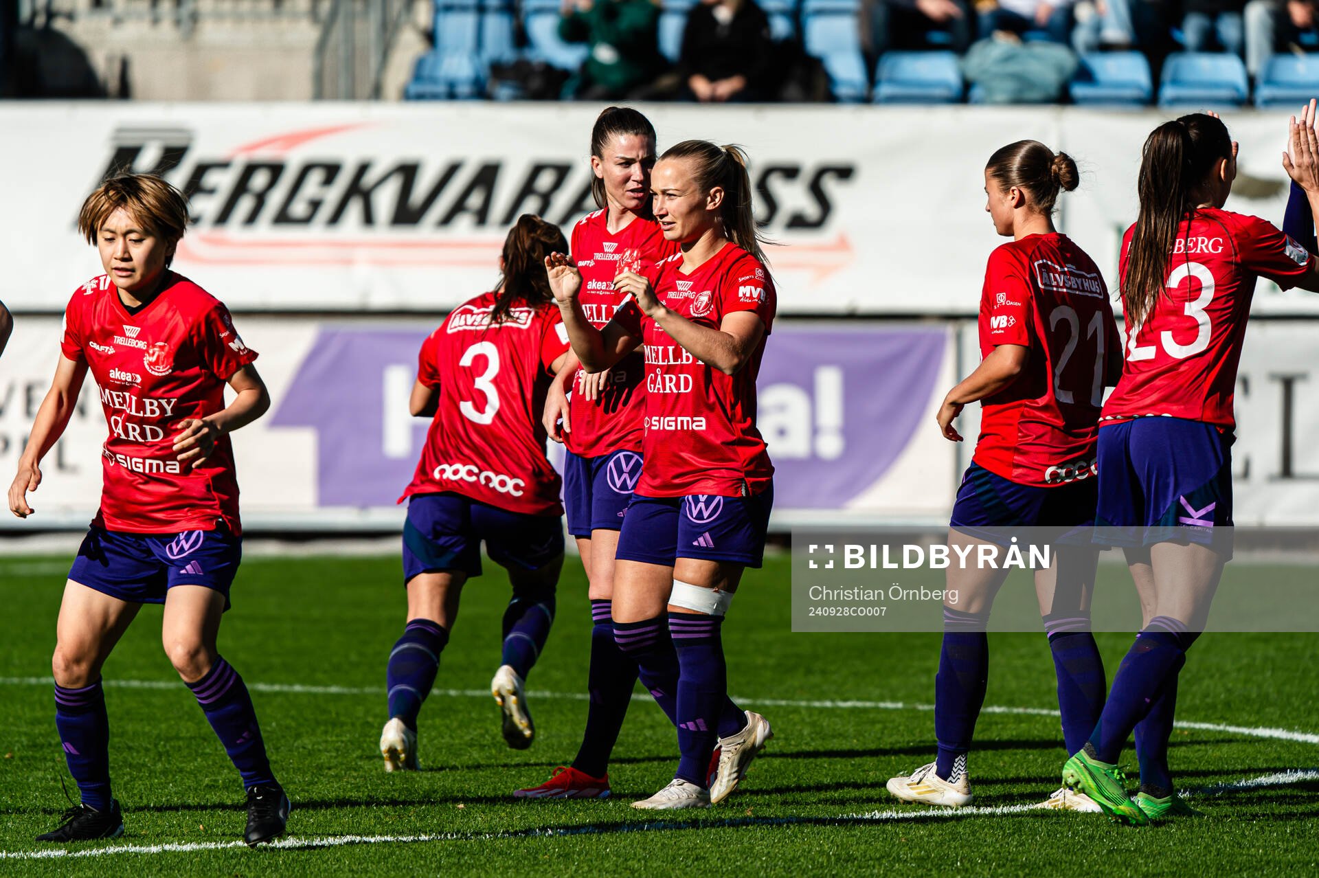 Djurgårdens spelare spelar i Trelleborgs ställ, då det