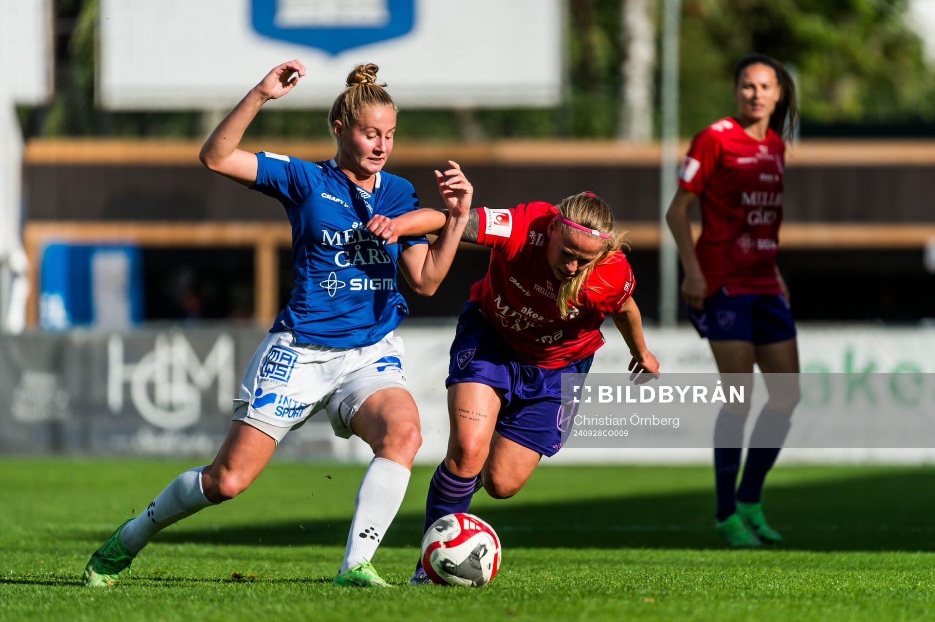 Trelleborgs Sofie Rewucha och Djurgårdens Therese Åsland