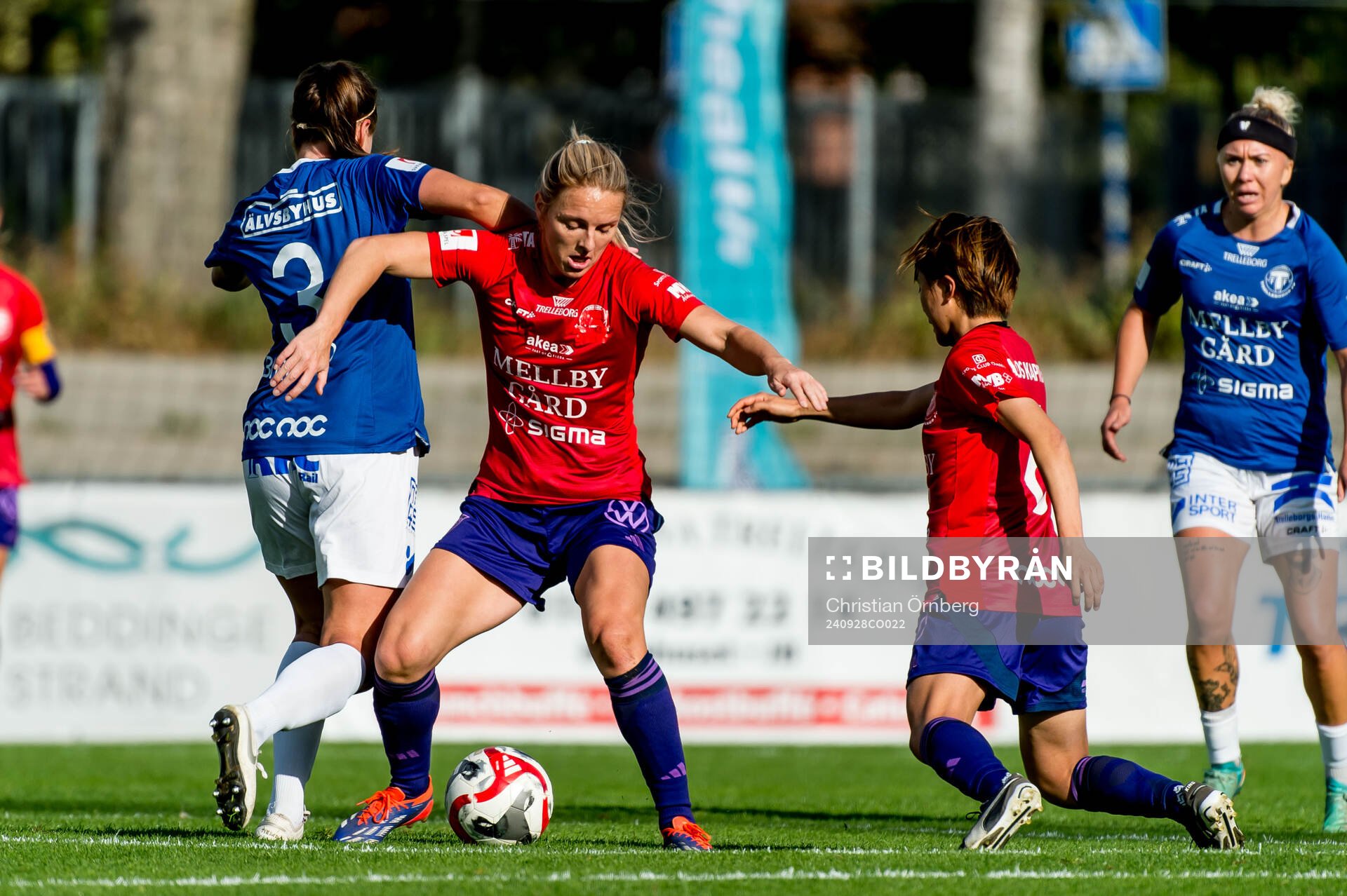 Djurgårdens Mimmi Larsson och Shinomi Koyama och