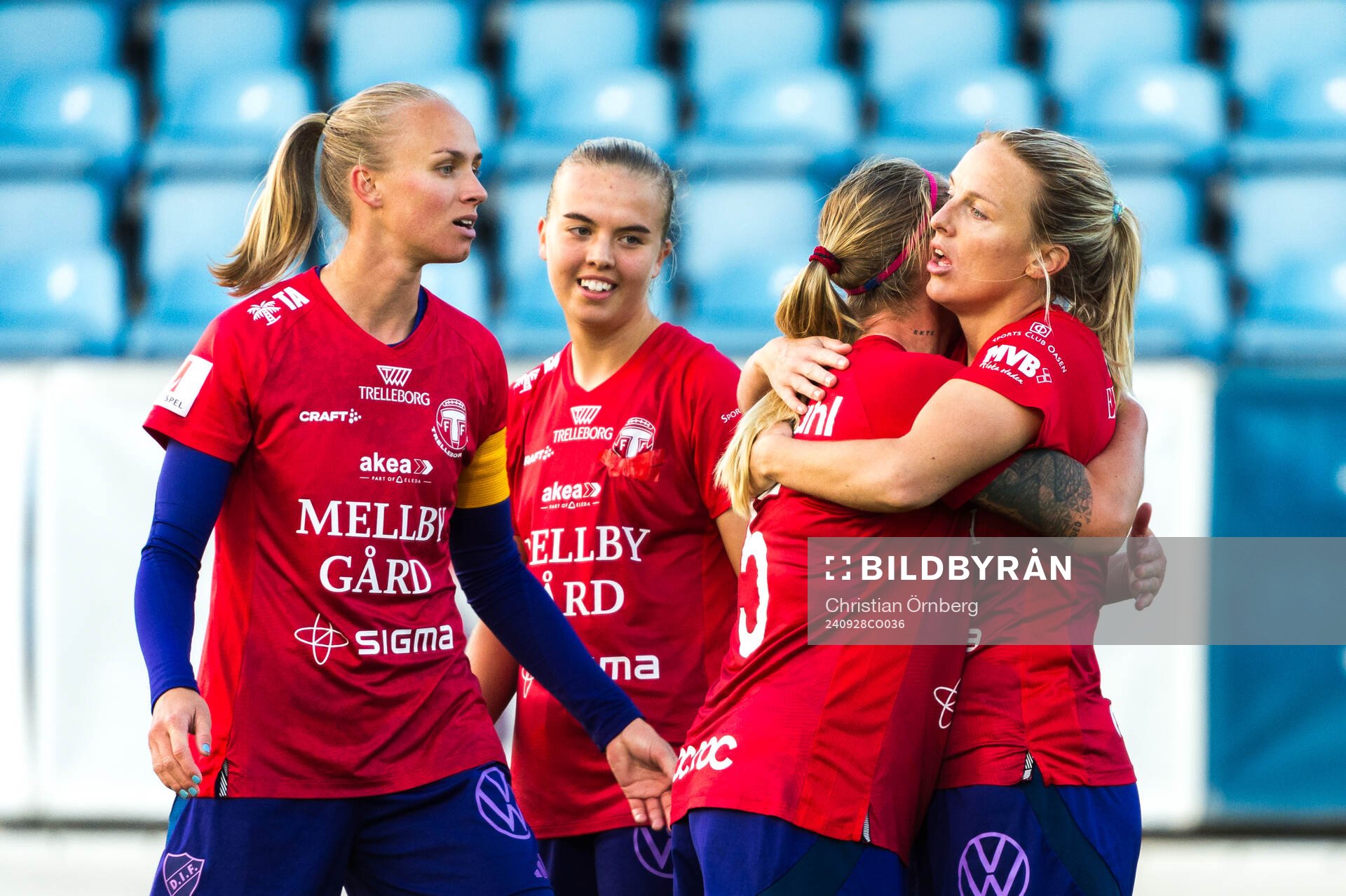Djurgårdens Mimmi Larsson jublar med lagkamrater