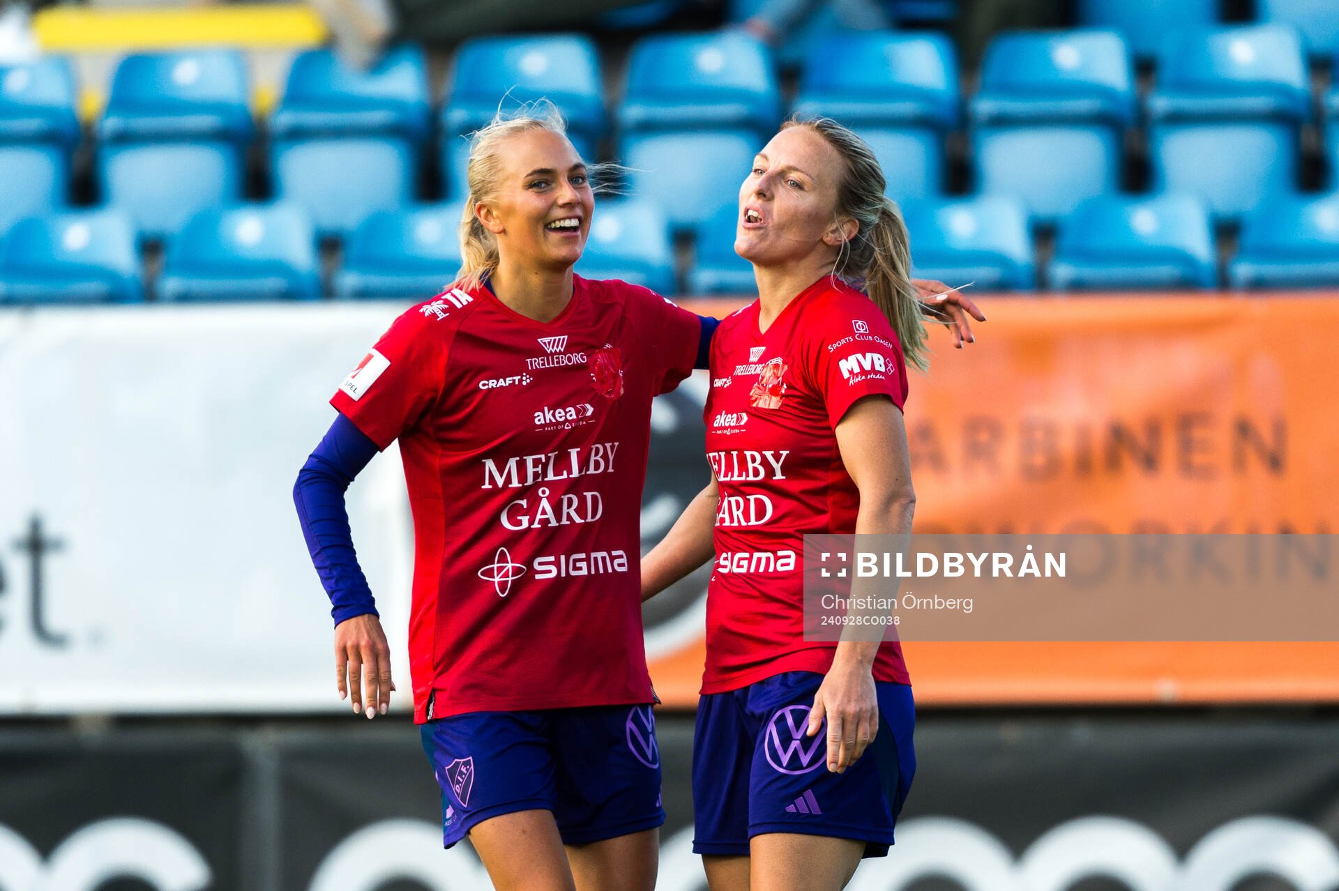 Djurgårdens Sara Lilja Vidlund och Mimmi Larsson jublar