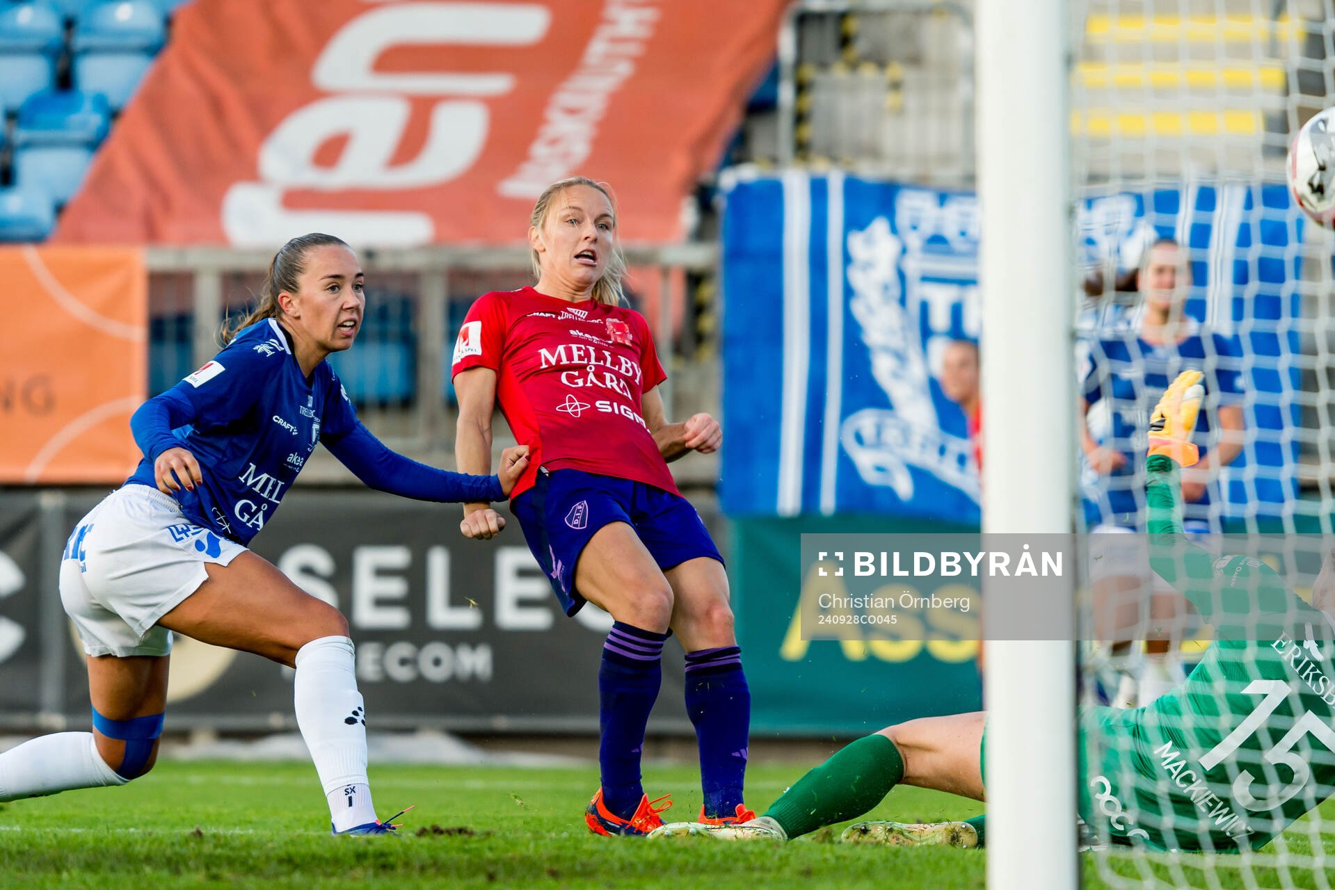 Djurgårdens Mimmi Larsson och Trelleborgs Athinna Persson