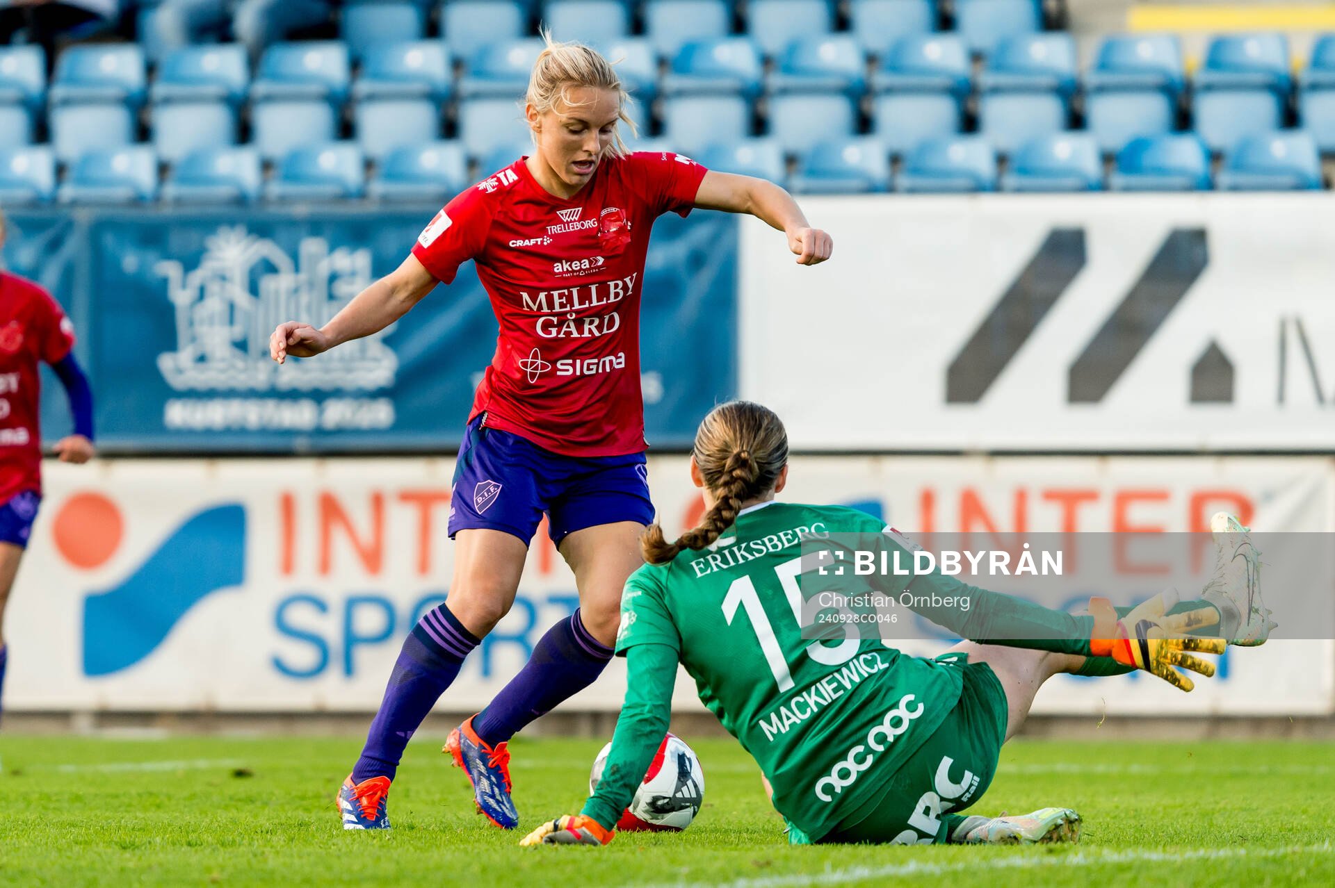 Djurgårdens Mimmi Larsson och Trelleborgs målvakt Halle