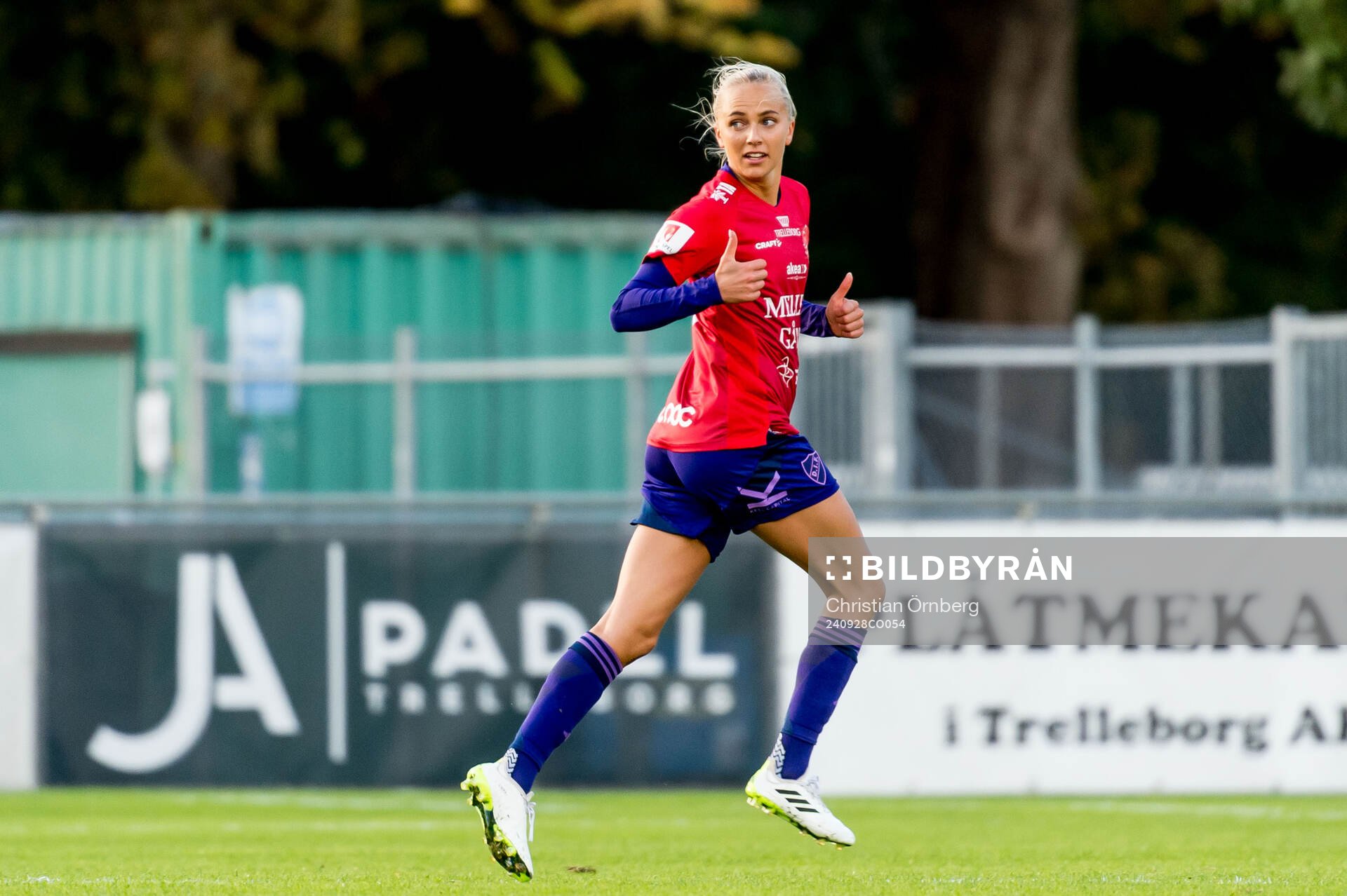 Djurgårdens Sara Lilja Vidlund byts in under fotbollsmatchen i Damallsvenskan mellan Trelleborg och Djurgården den 28 september 2024 i Trelleborg.